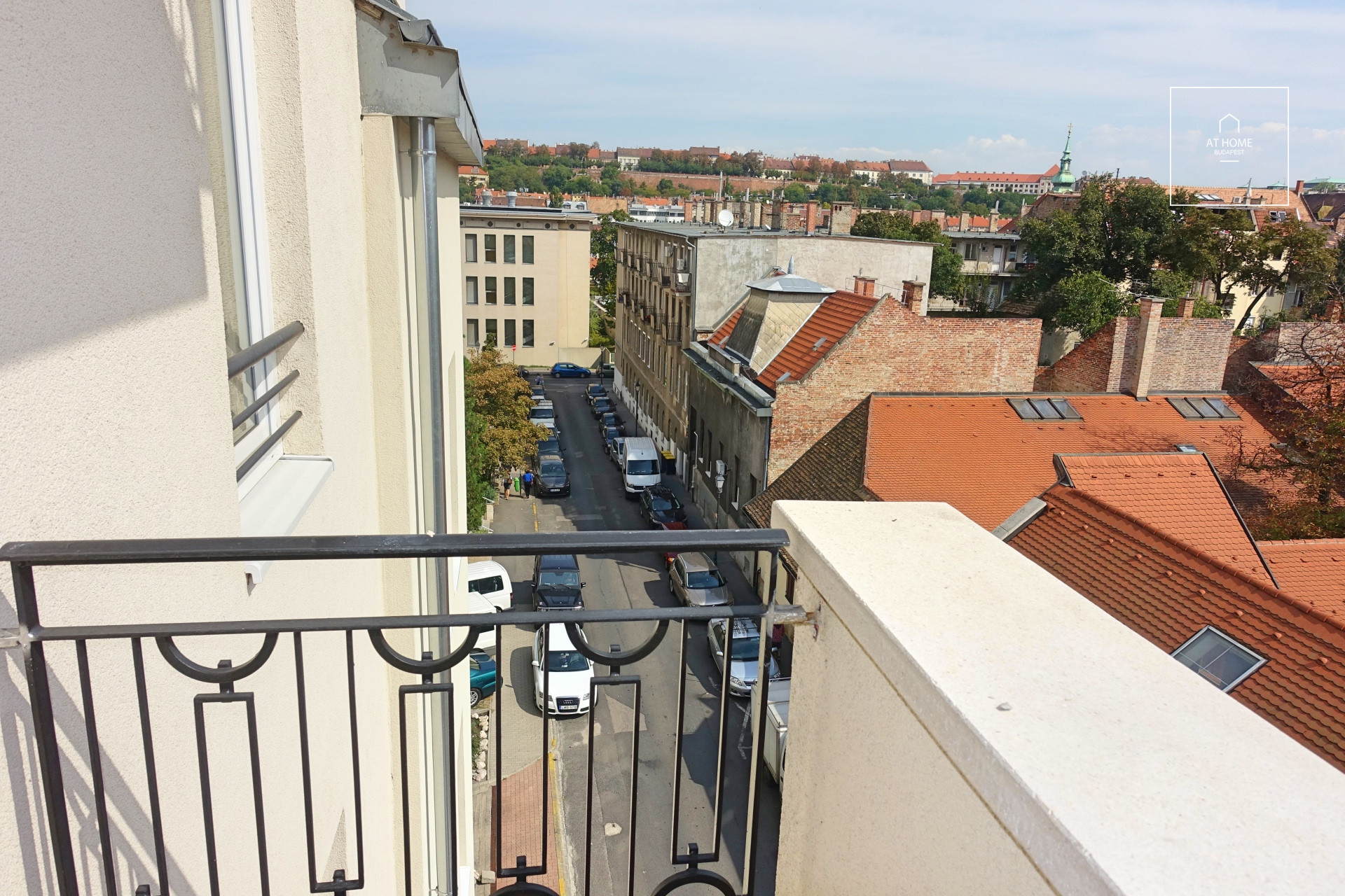 Modern 120 nm-es 3 hálószobás lakás az I. kerületben