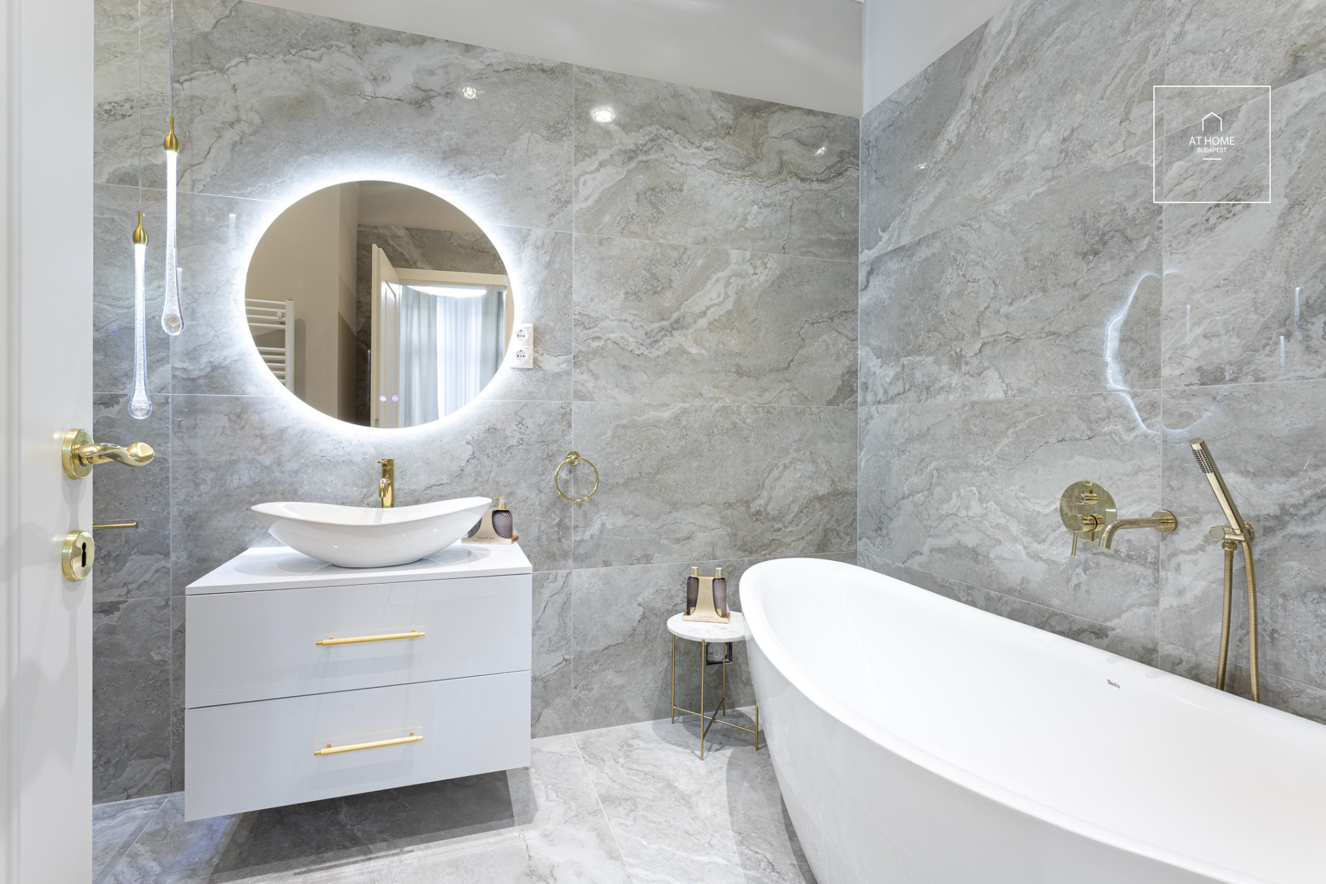 Renovated 89 sqm premium apartment with 2 bedrooms for sale in Downtown Budapest