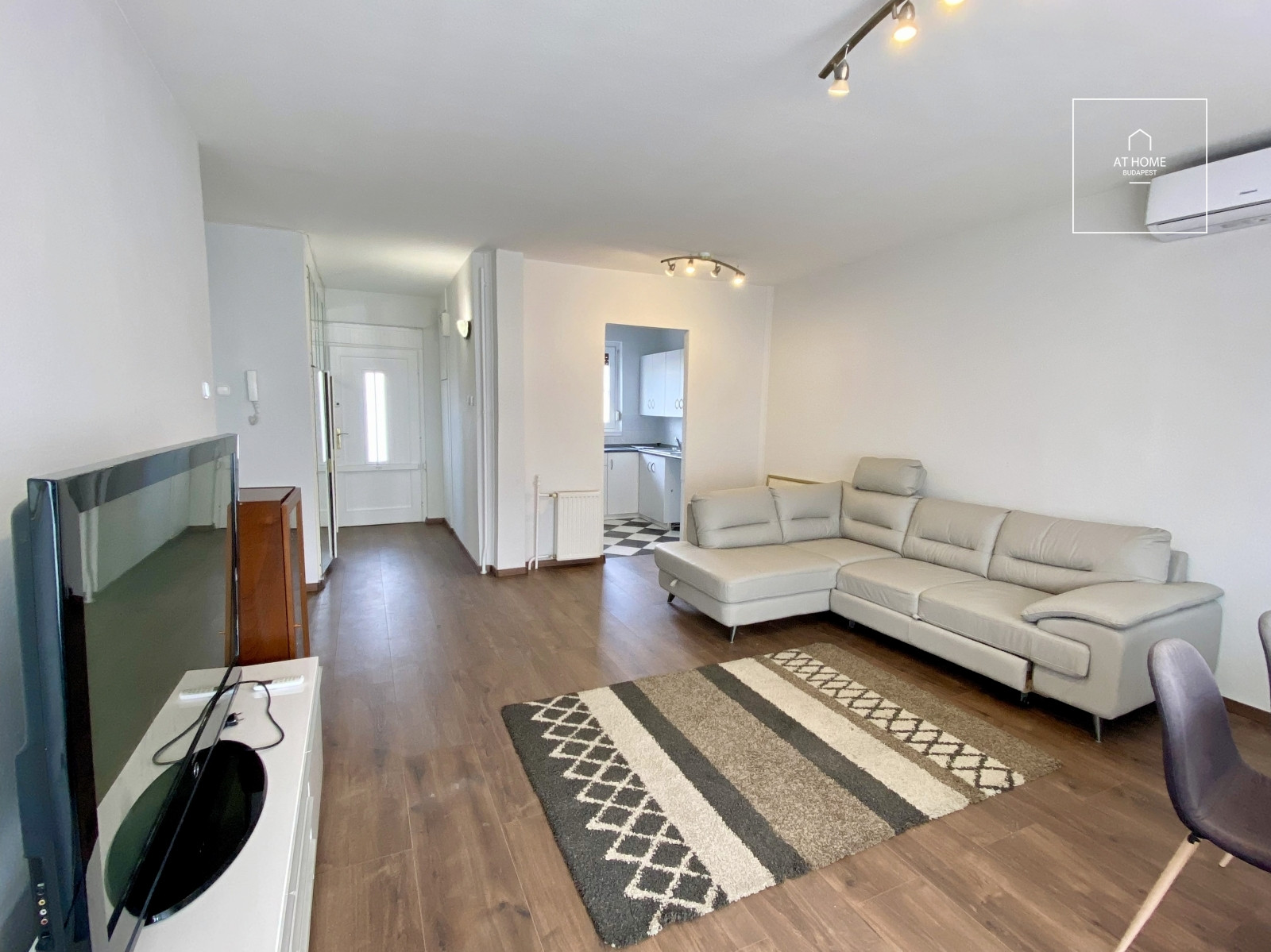 Renovated one-bedroom apartment with panoramic views in the City Center