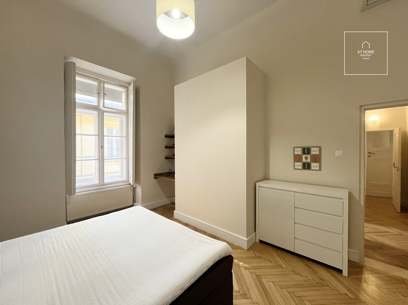 Eladó tágas, elegáns lakás a Bazilika szomszédságában – Budapest V. kerület