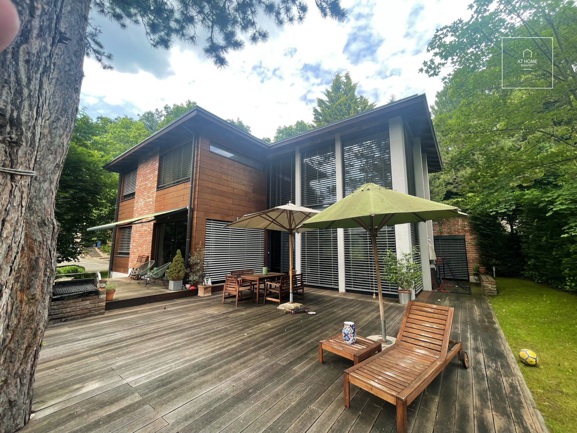 Panoramic 275 sqm luxury family home with views of János Hill, located in Budapest’s 2nd district