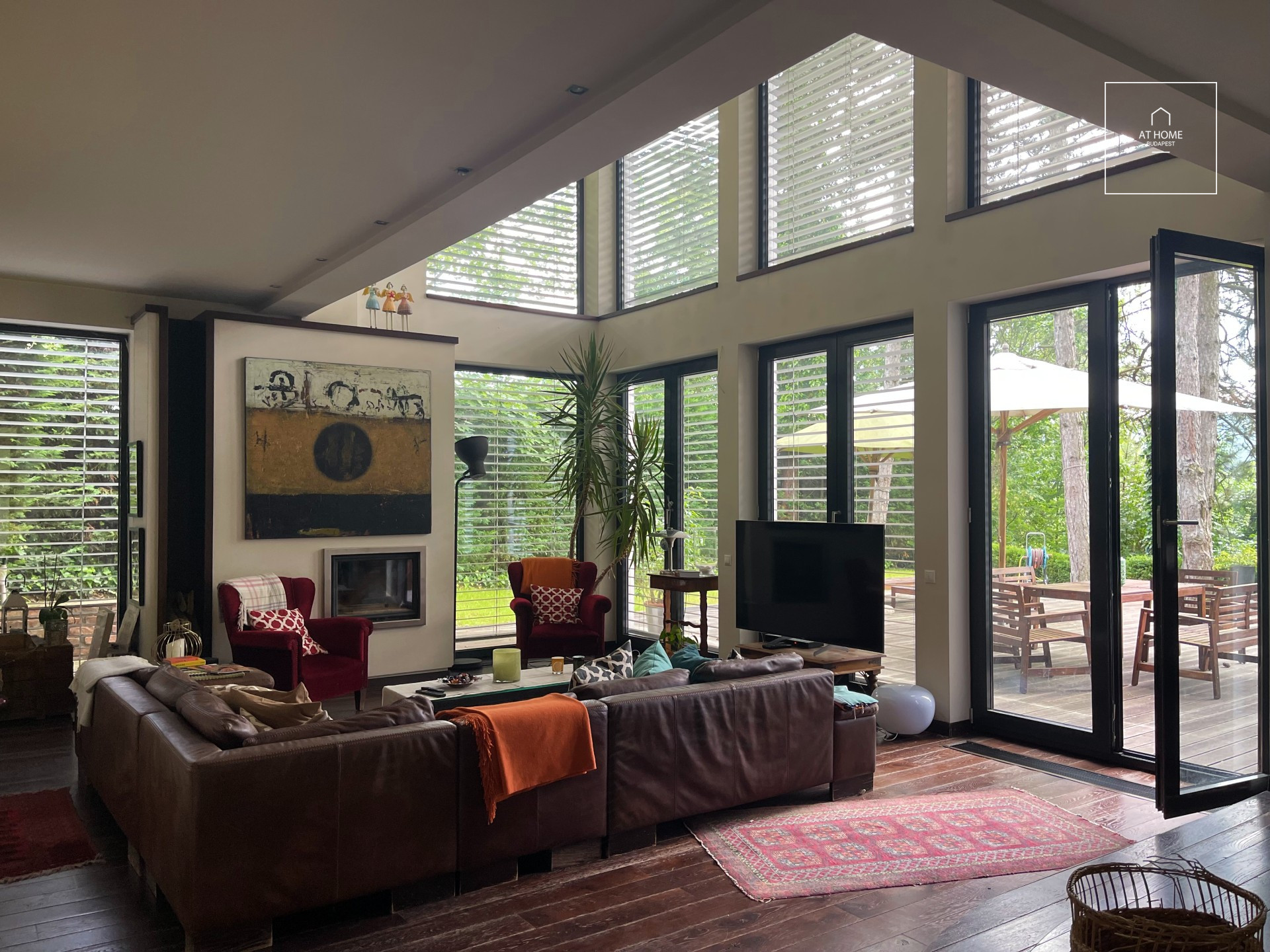 Panoramic 275 sqm luxury family home with views of János Hill, located in Budapest’s 2nd district