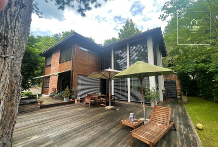 Panoramic 275 sqm luxury family home with views of János Hill, located in Budapest’s 2nd district