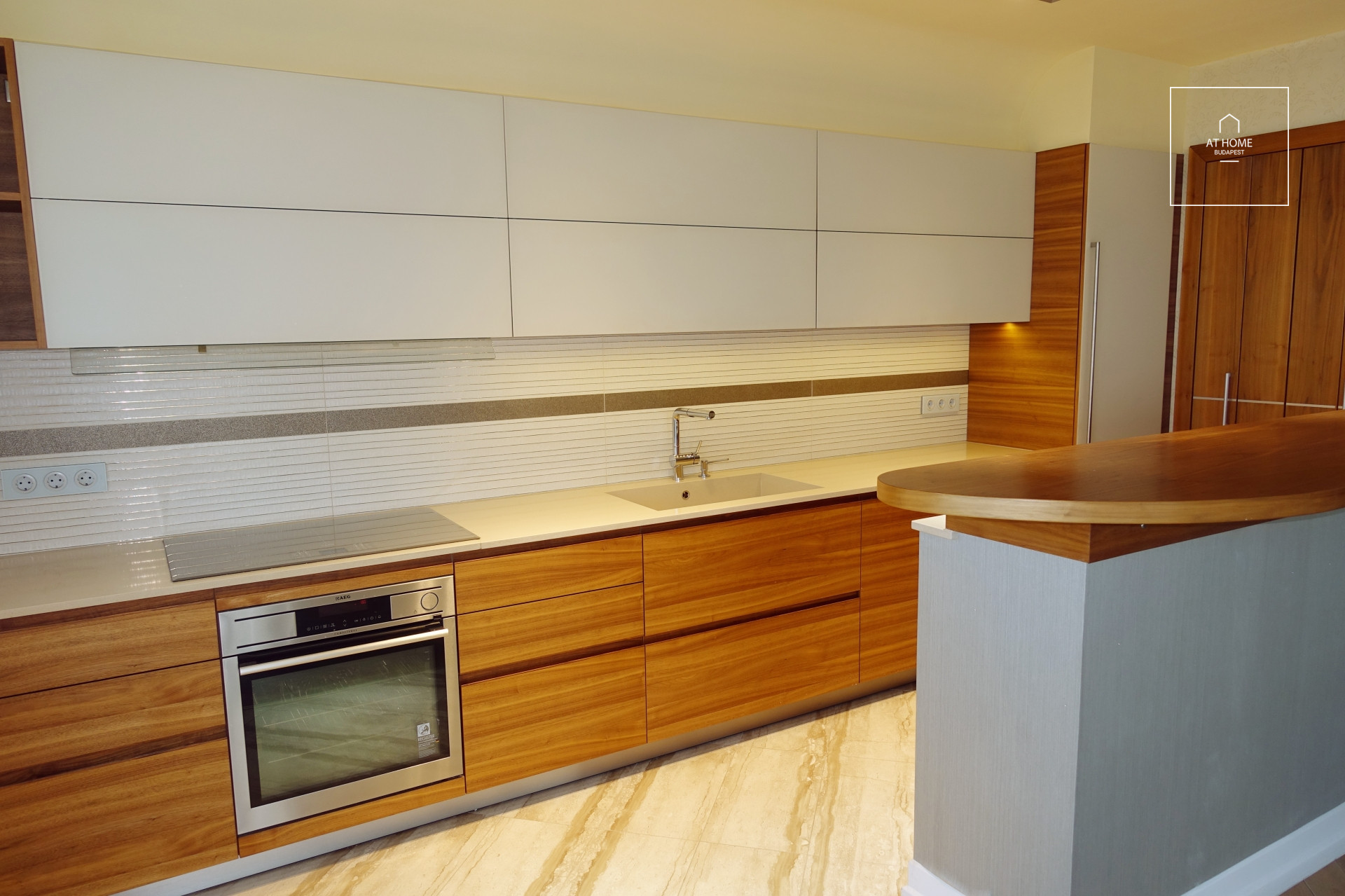 Panoramic Luxury Apartment for Sale – District II, Szemlőhegy