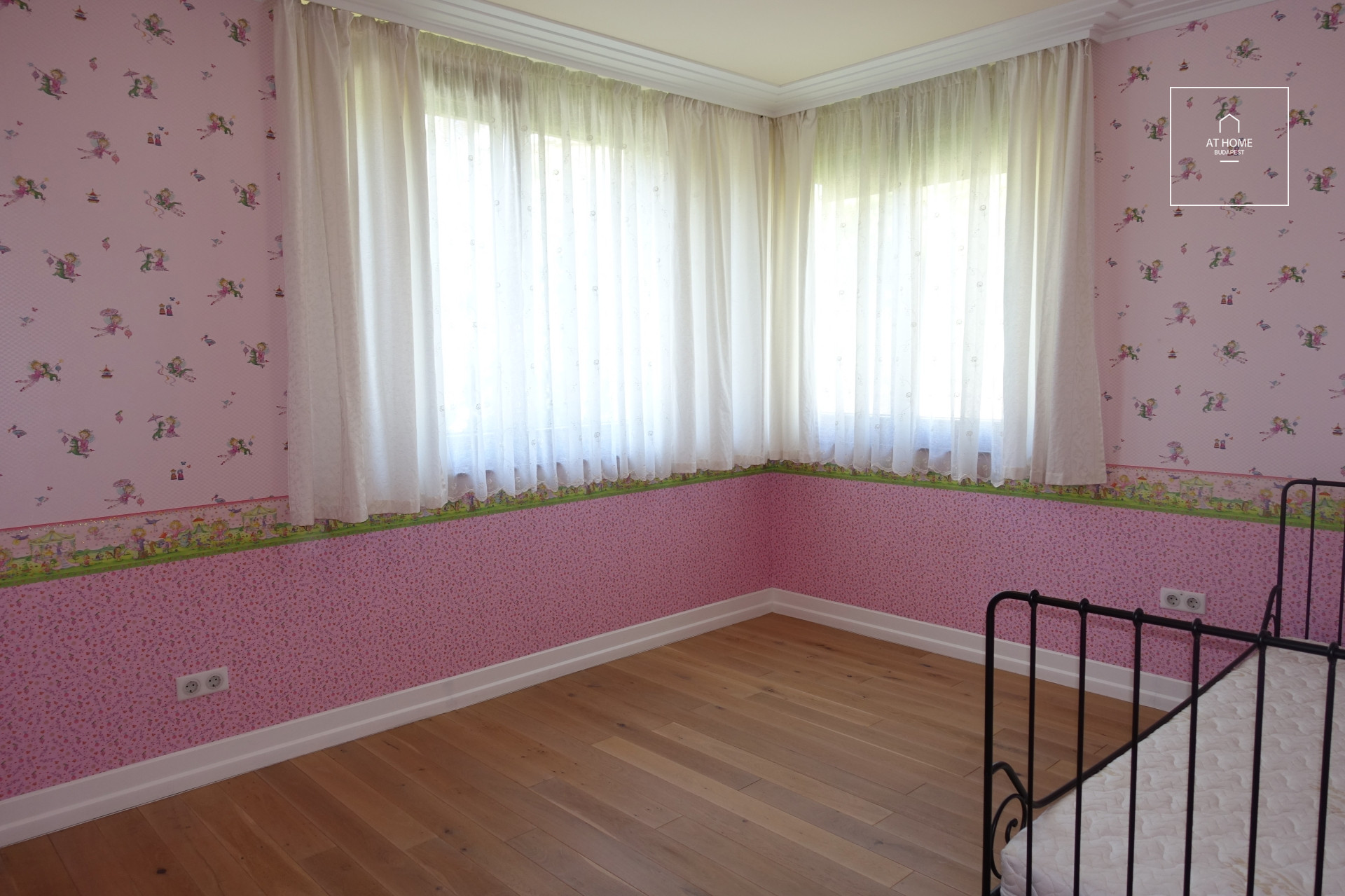 Panoramic Luxury Apartment for Sale – District II, Szemlőhegy