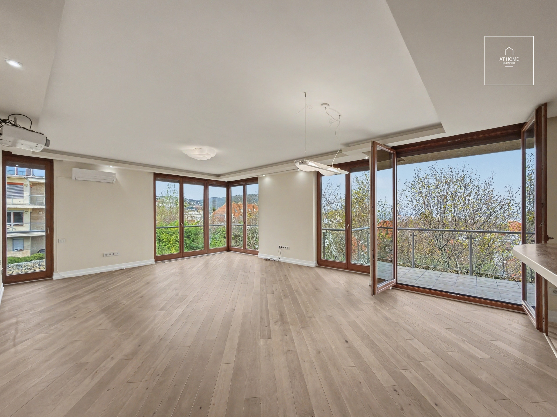 Panoramic Luxury Apartment for Sale – District II, Szemlőhegy