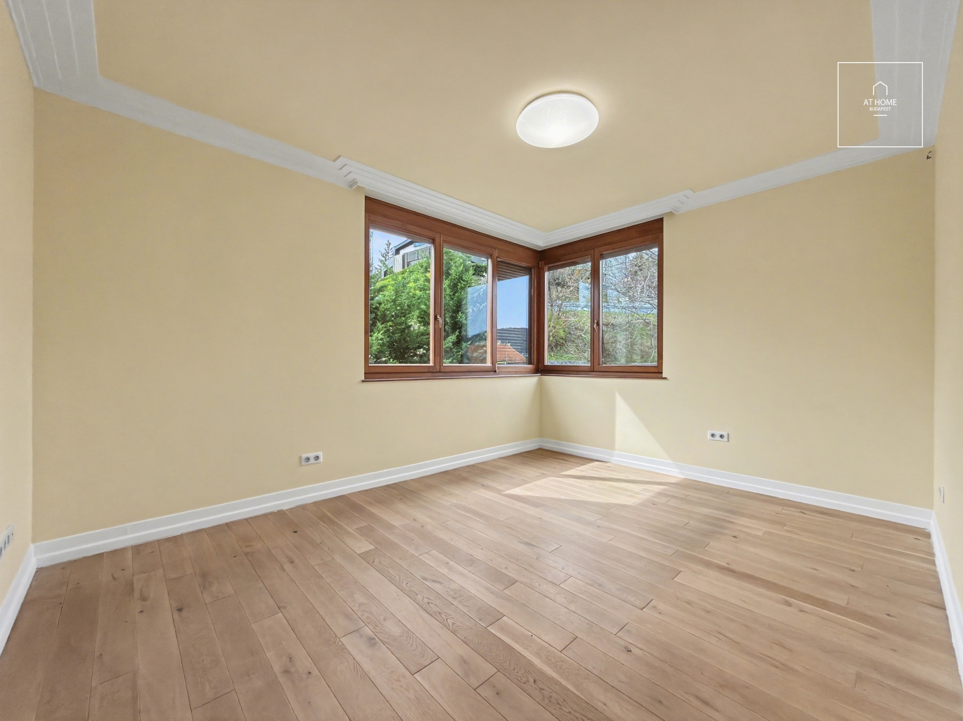 Panoramic Luxury Apartment for Sale – District II, Szemlőhegy