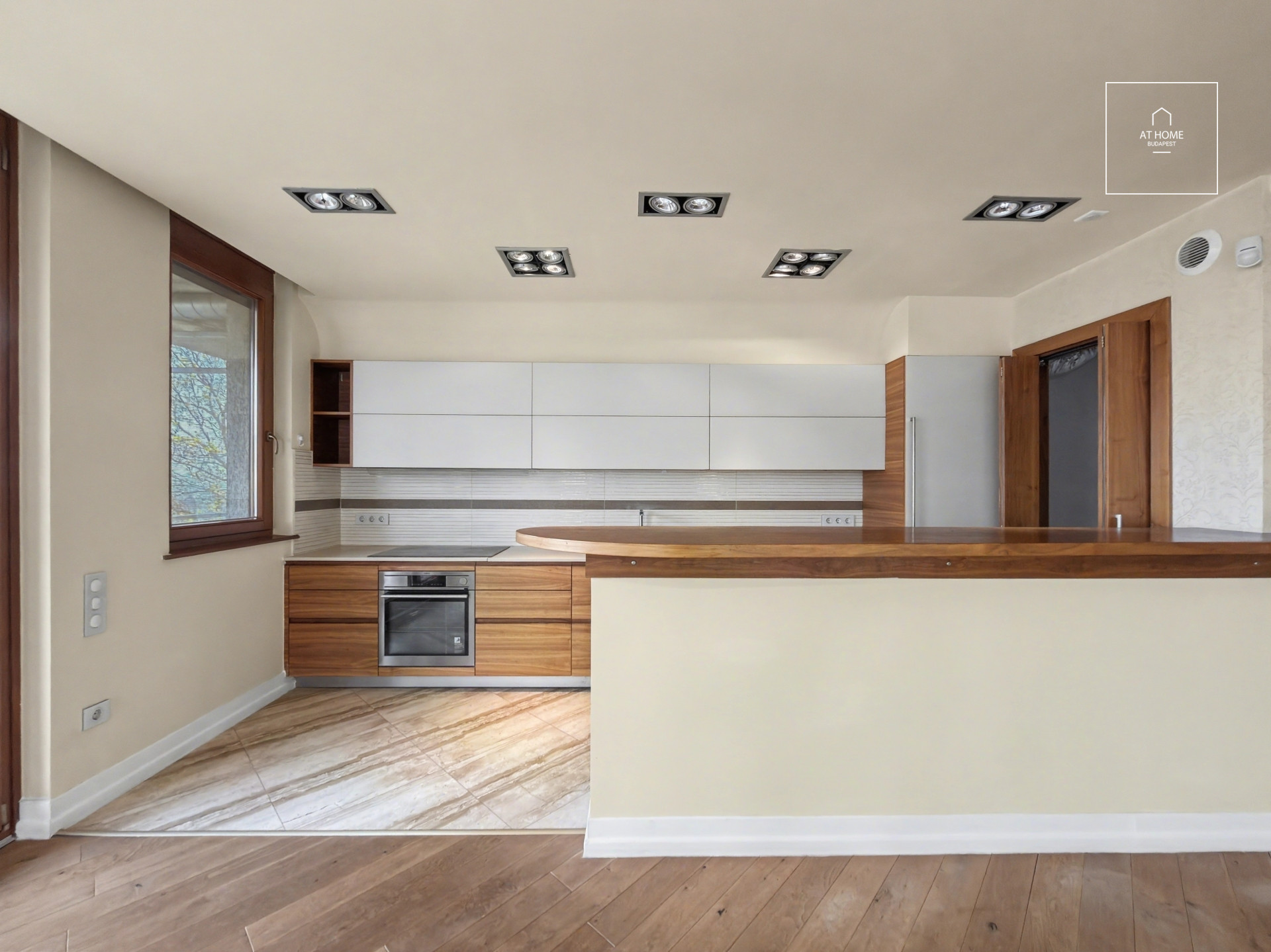 Panoramic Luxury Apartment for Sale – District II, Szemlőhegy