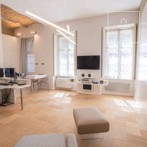 Renovated, modern 41 sqm first-floor apartment next to the Opera in District VI