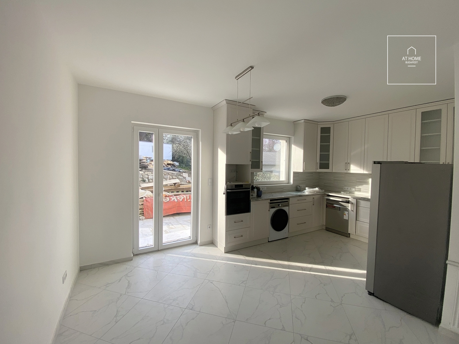 Renovated three-bedroom apartment with terrace and garden access in District XII, Orbánhegy