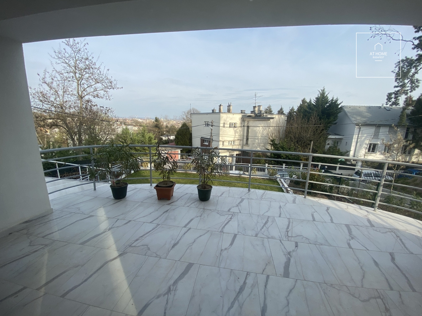 Renovated three-bedroom apartment with terrace and garden access in District XII, Orbánhegy