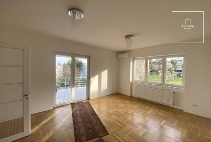 Renovated three-bedroom apartment with terrace and garden access in District XII, Orbánhegy