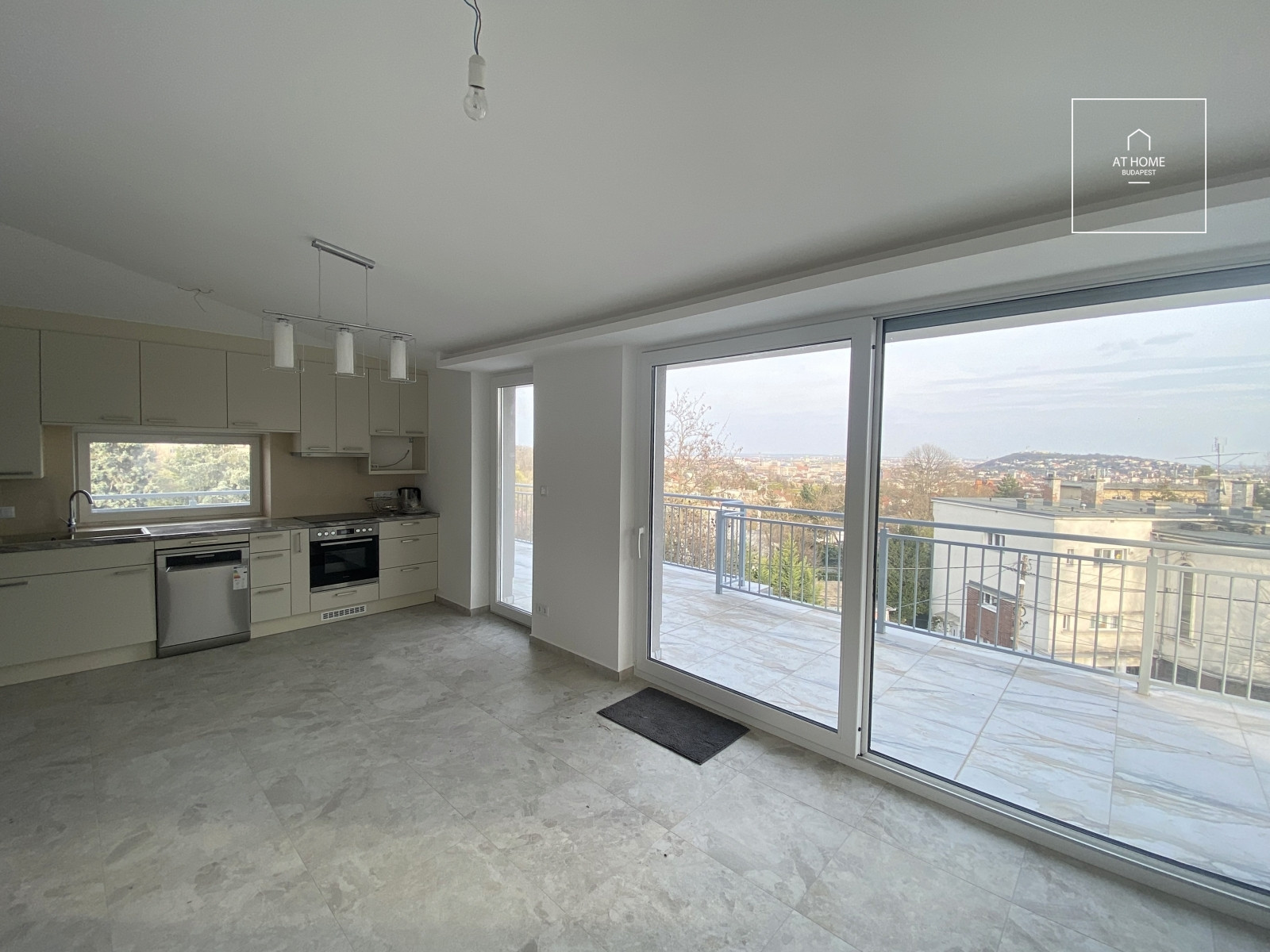 Renovated three-bedroom apartment with terrace in District XII, Orbánhegy