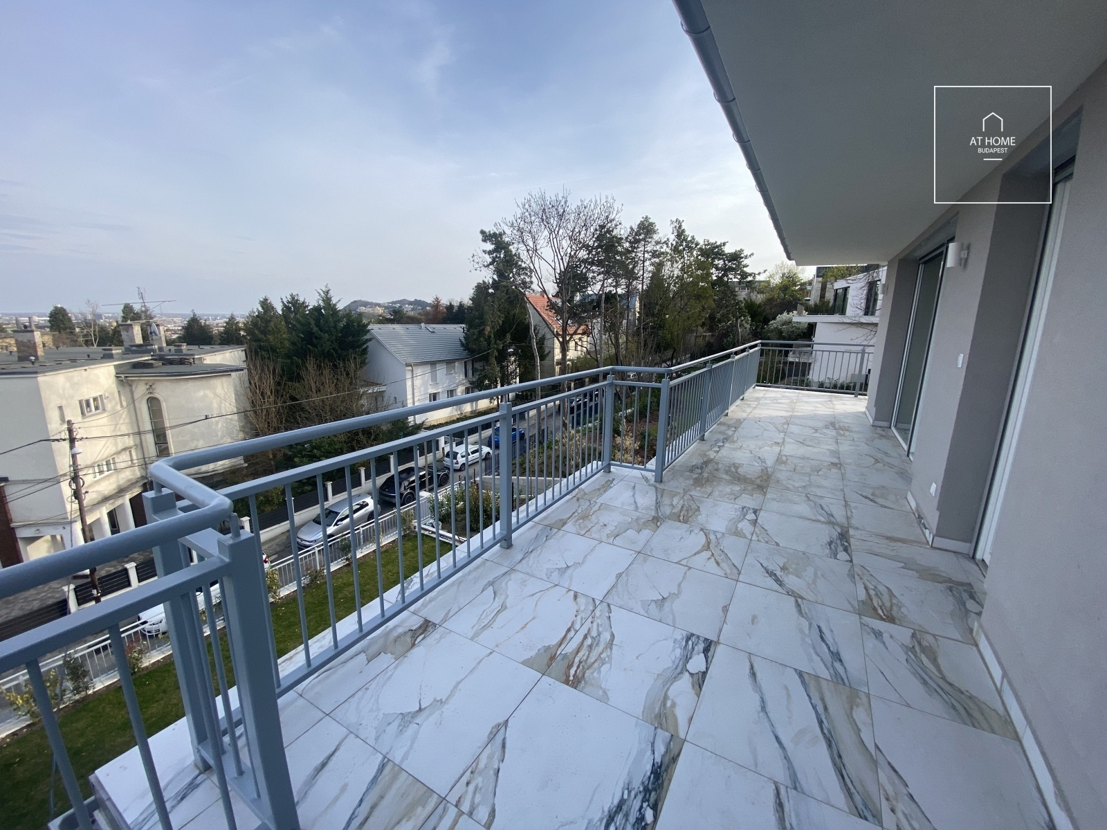 Renovated three-bedroom apartment with terrace in District XII, Orbánhegy