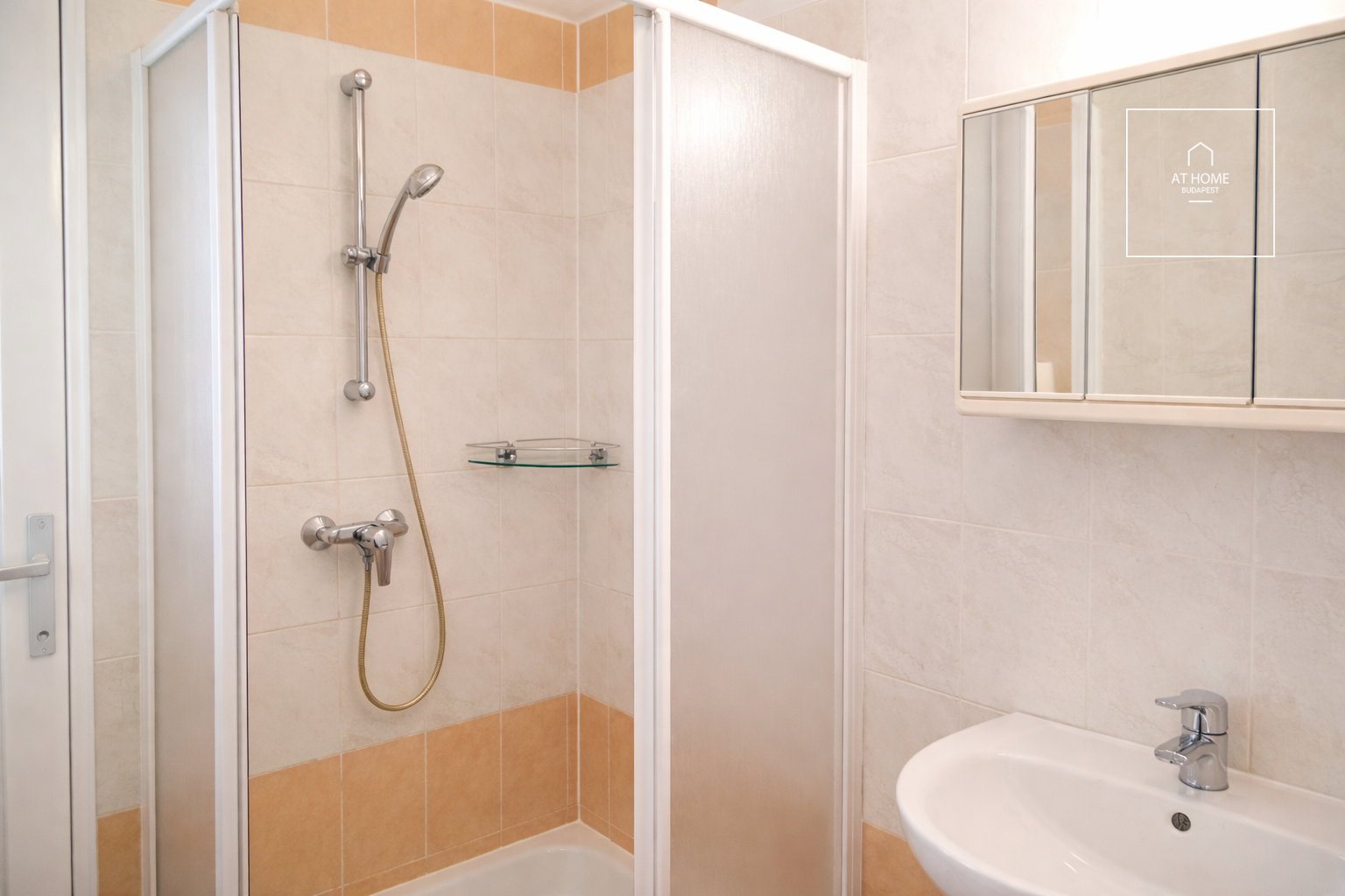 Sunlit  apartment  Budapest I. district, Naphegy