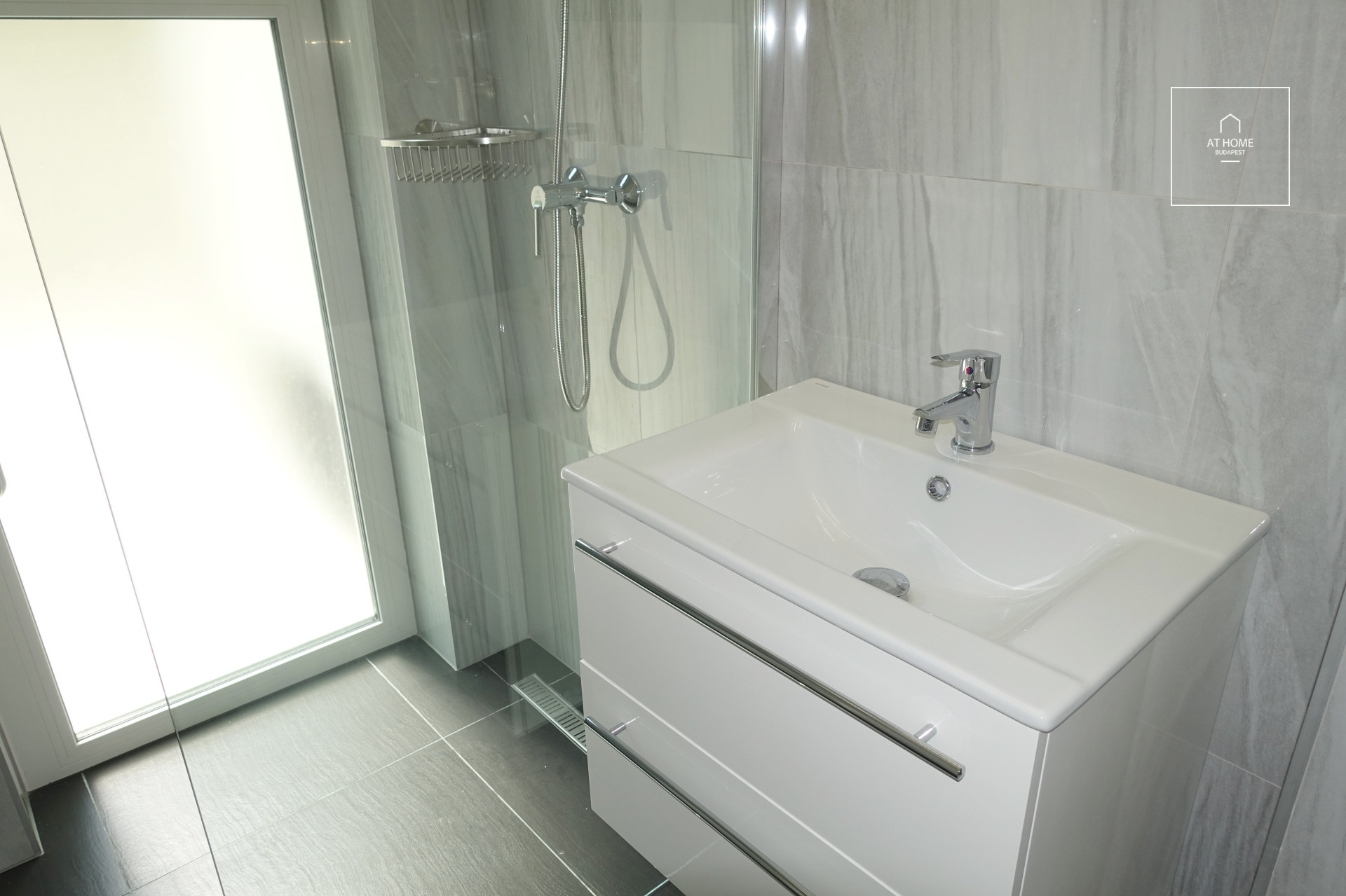 68 sqm second-floor, 2-bedroom apartment with rooftop terrace in District II, Zöldmál, Budapest