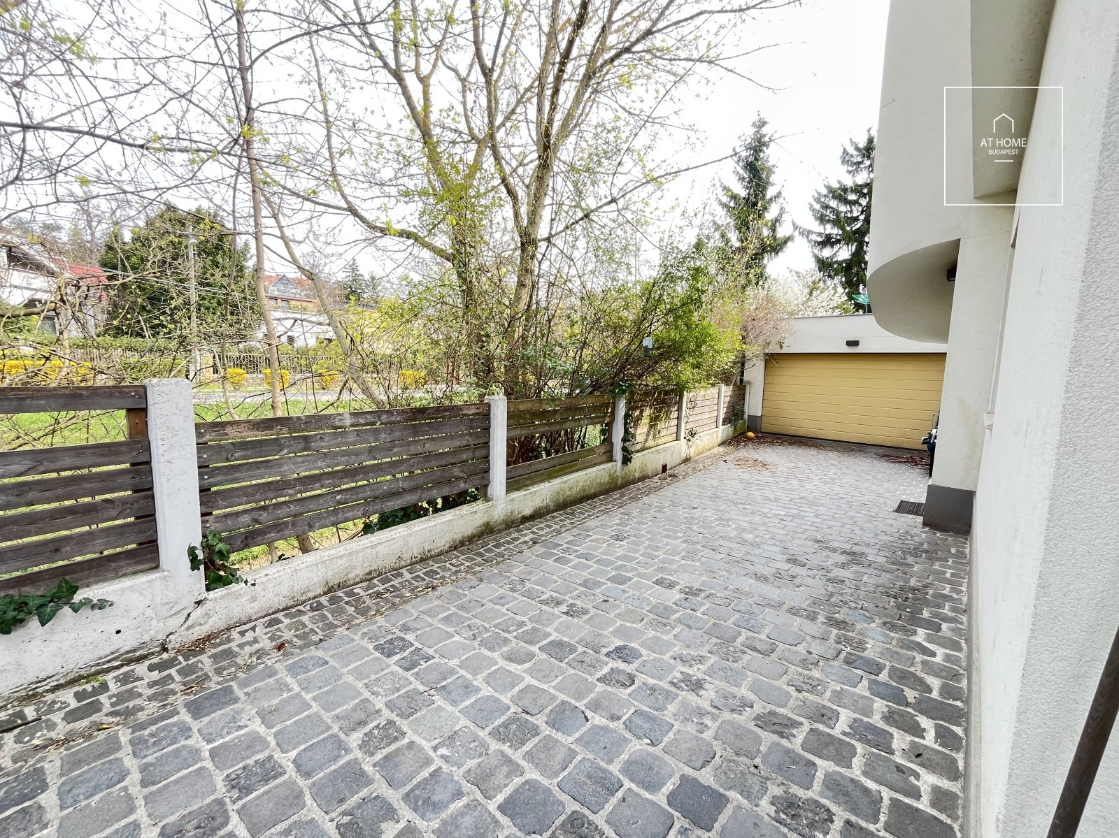 Napfényes 150 nm-es családi ház teraszkapcsolattal a parkolóhellyel a II. kerületben