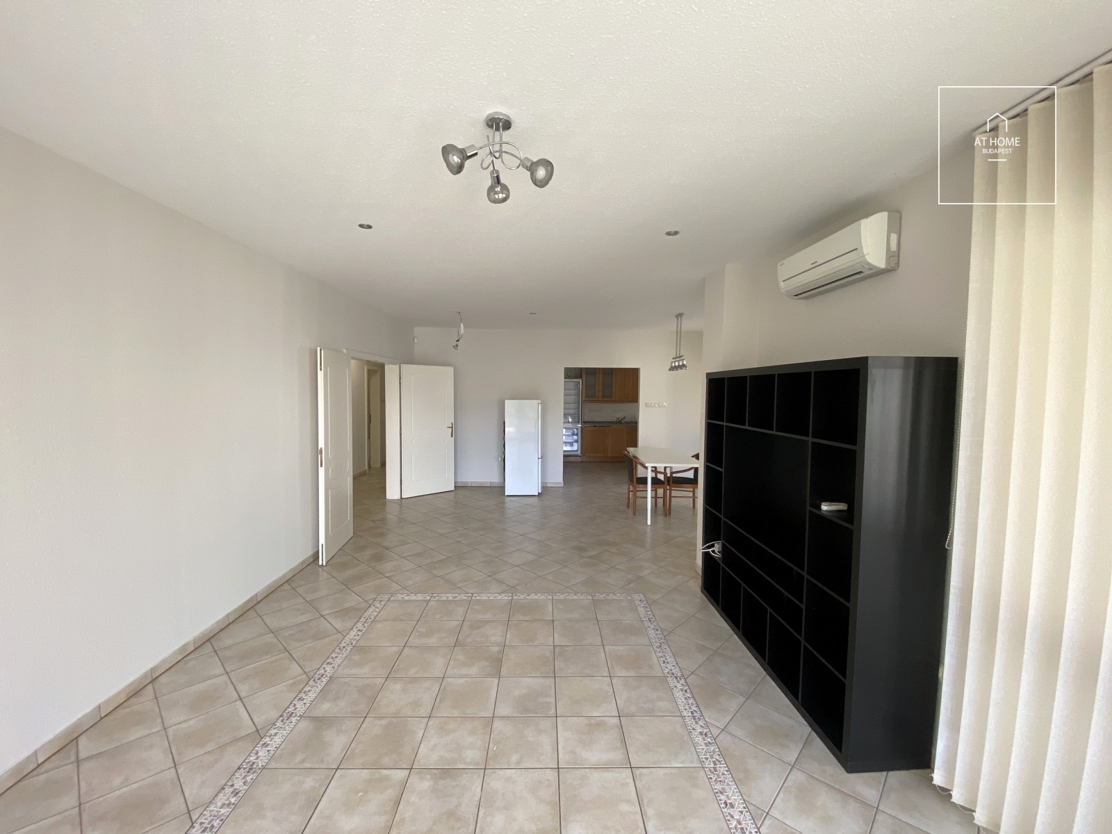 A 140 sqm apartment with panoramic views, featuring three bedrooms, in District II, Szépilona