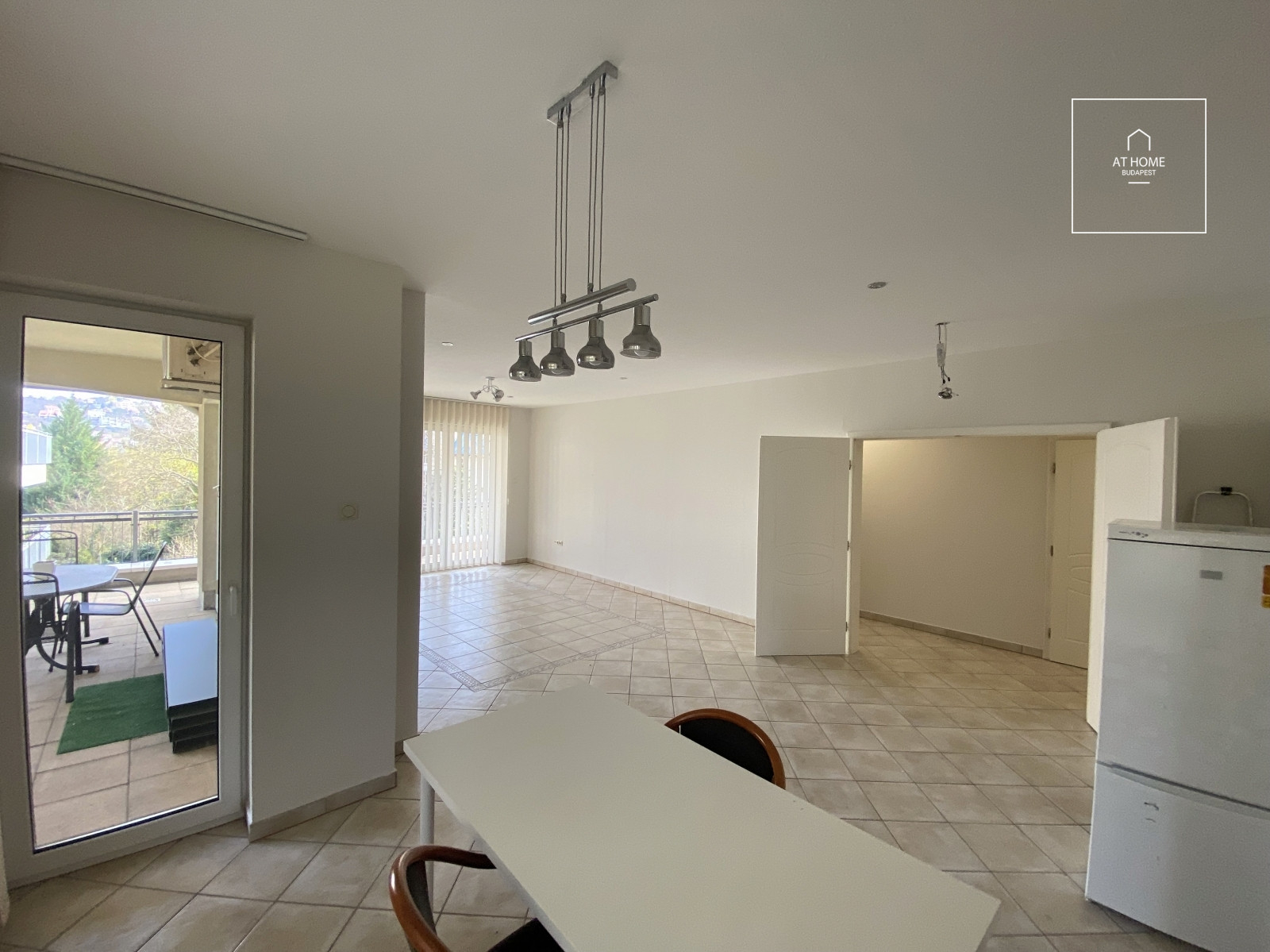 A 140 sqm apartment with panoramic views, featuring three bedrooms, in District II, Szépilona