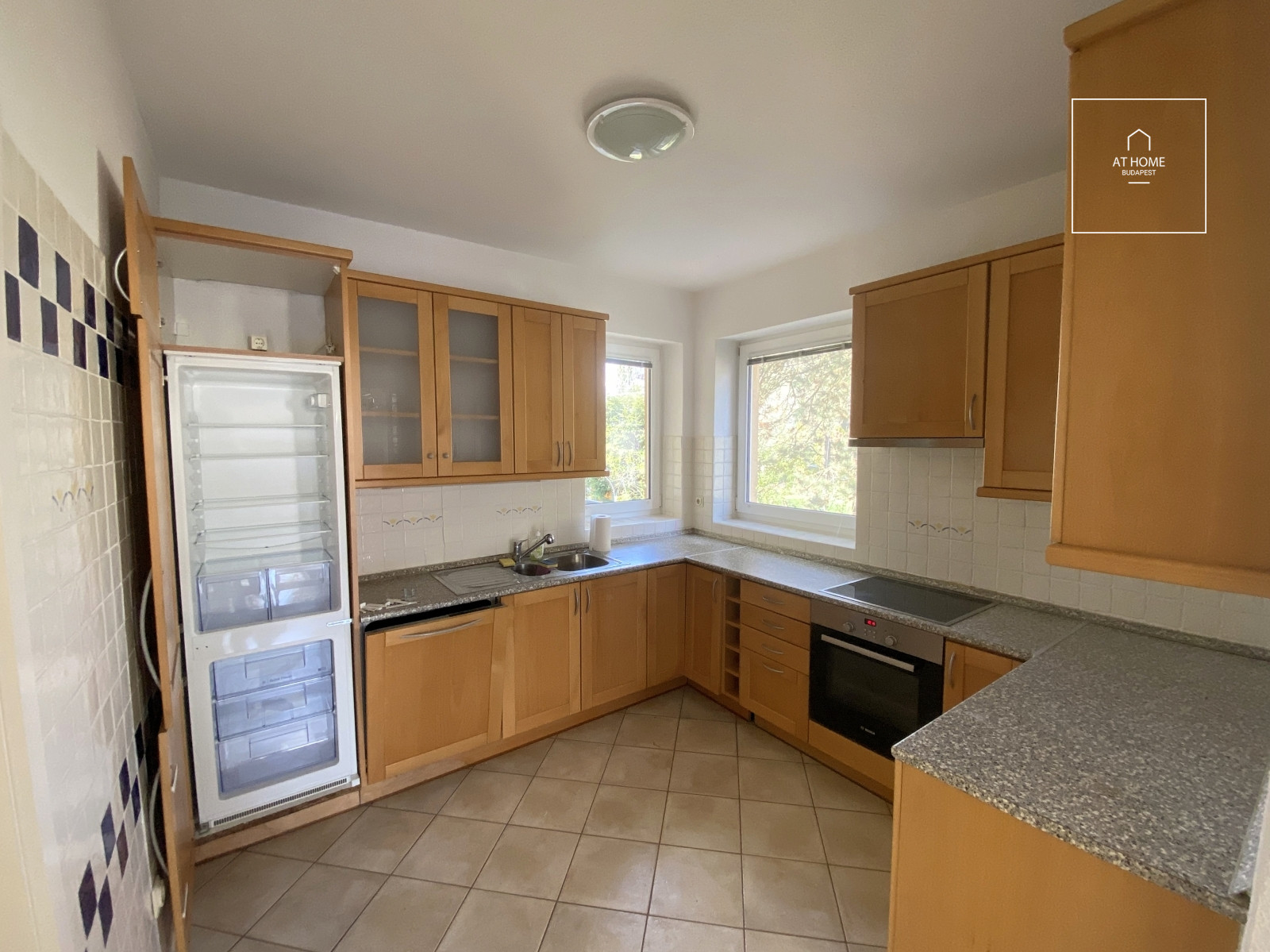 A 140 sqm apartment with panoramic views, featuring three bedrooms, in District II, Szépilona