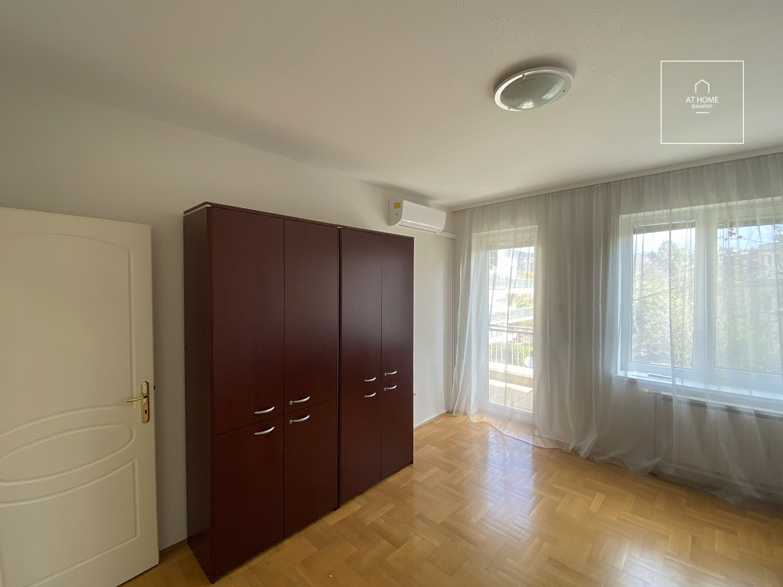 A 140 sqm apartment with panoramic views, featuring three bedrooms, in District II, Szépilona