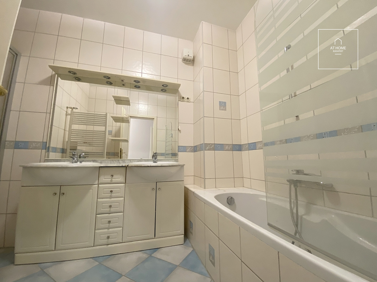 A 140 sqm apartment with panoramic views, featuring three bedrooms, in District II, Szépilona