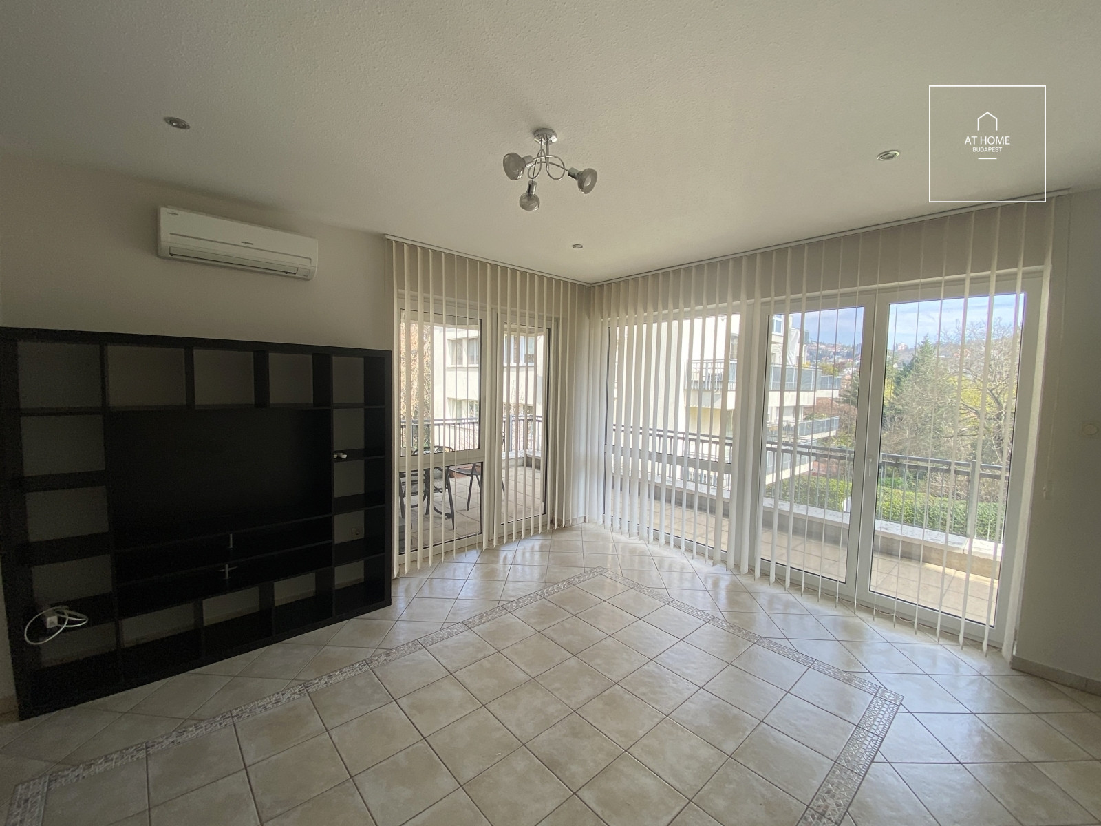 A 140 sqm apartment with panoramic views, featuring three bedrooms, in District II, Szépilona