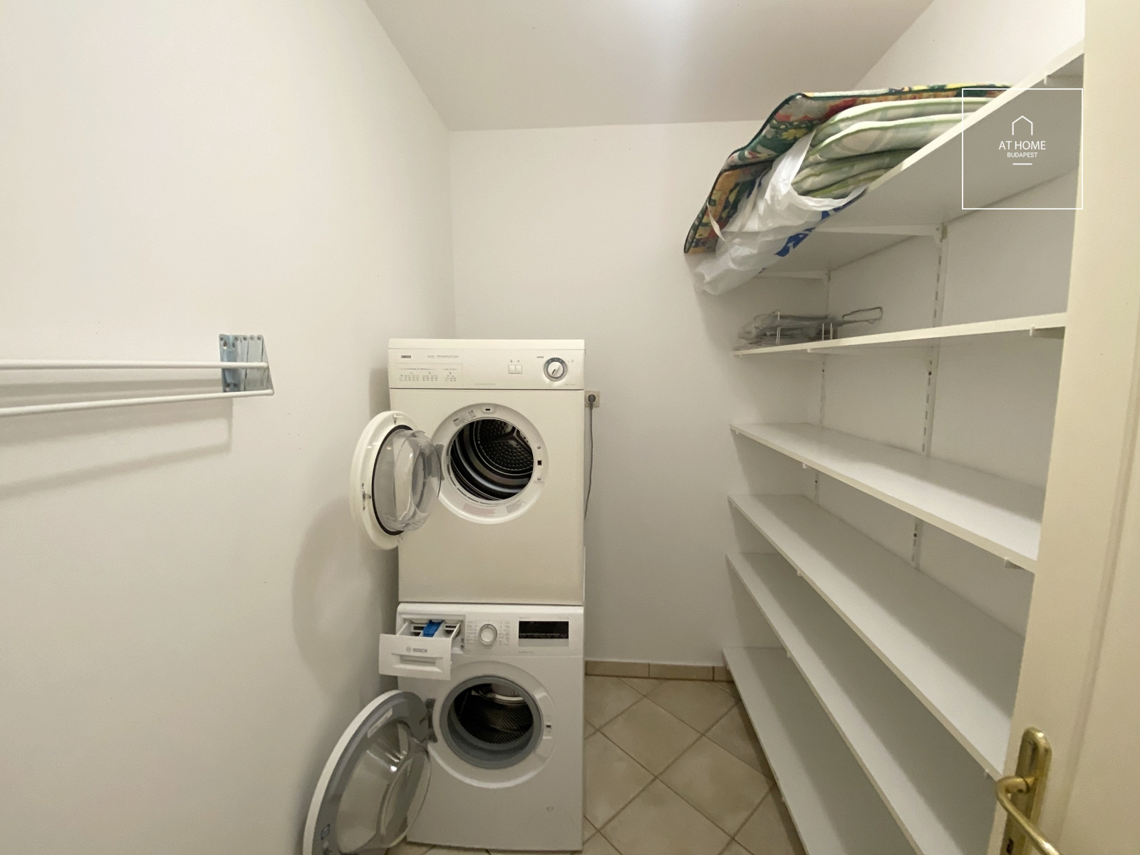 A 140 sqm apartment with panoramic views, featuring three bedrooms, in District II, Szépilona