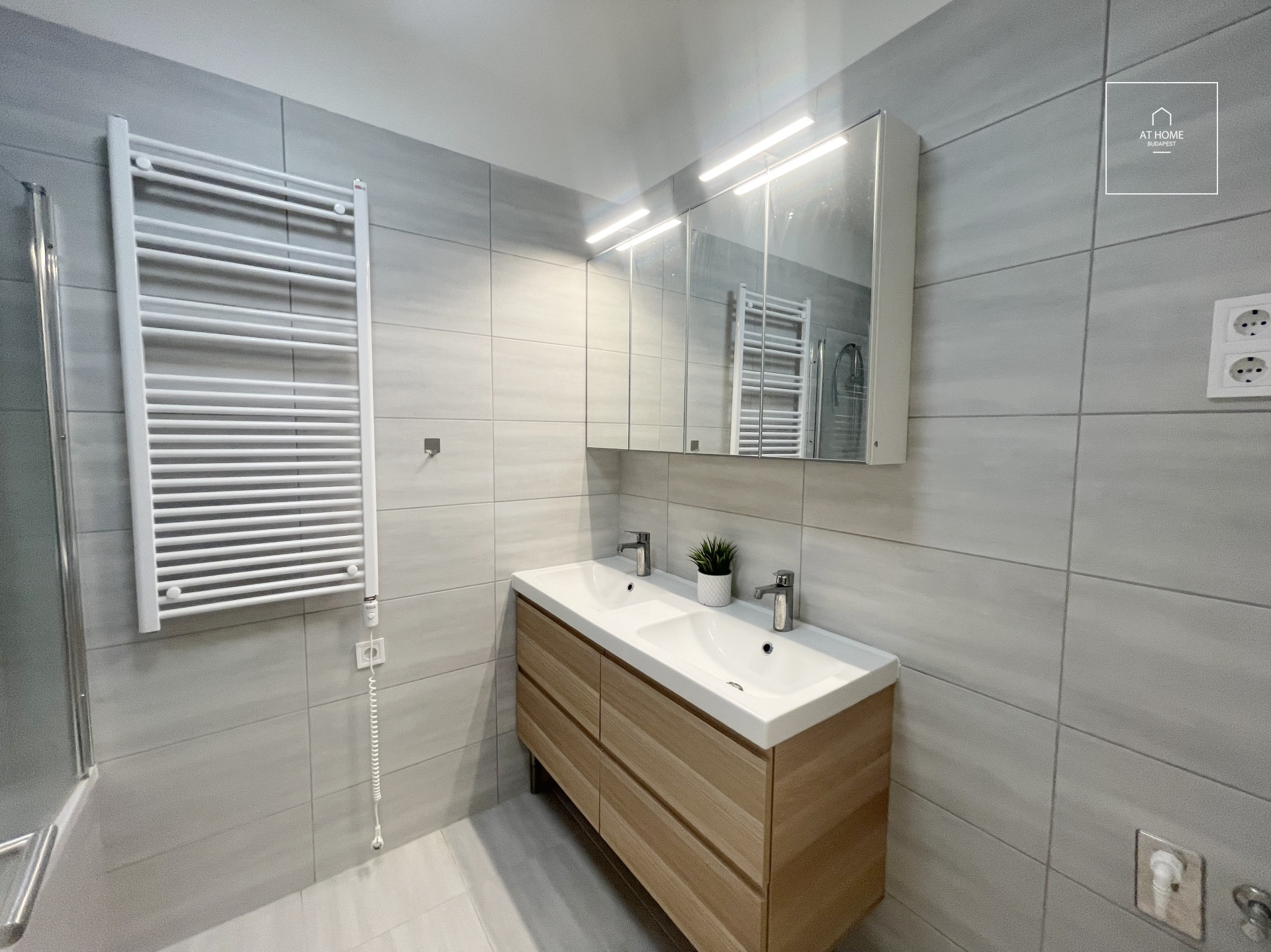 NEW, FULLY FURNISHED APARTMENT WITH BALCONY – DISTRICT 13