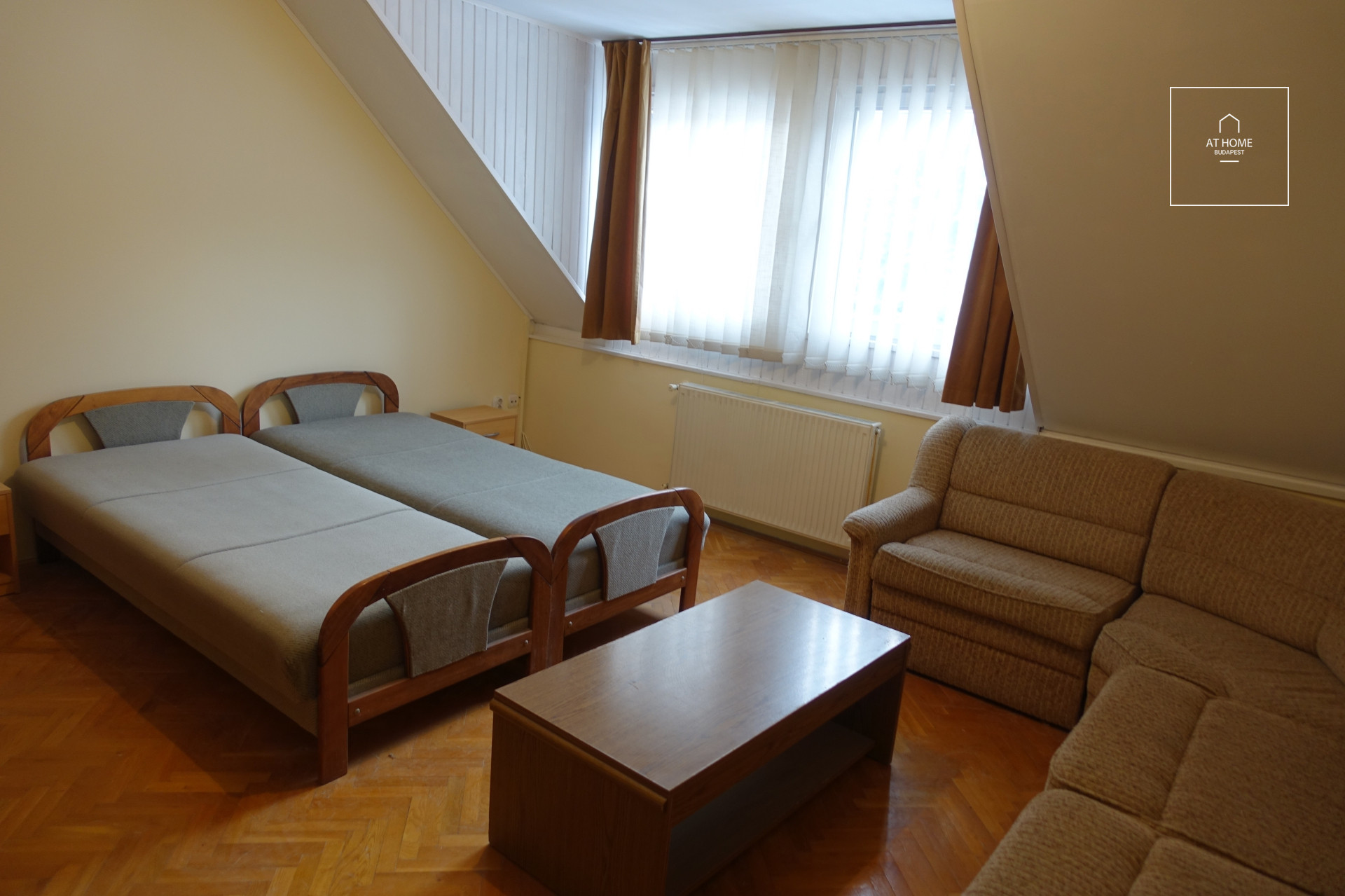 Two-story 220 sqm semi-detached house with 4 bedrooms and a garage in District XII, Svábhegy