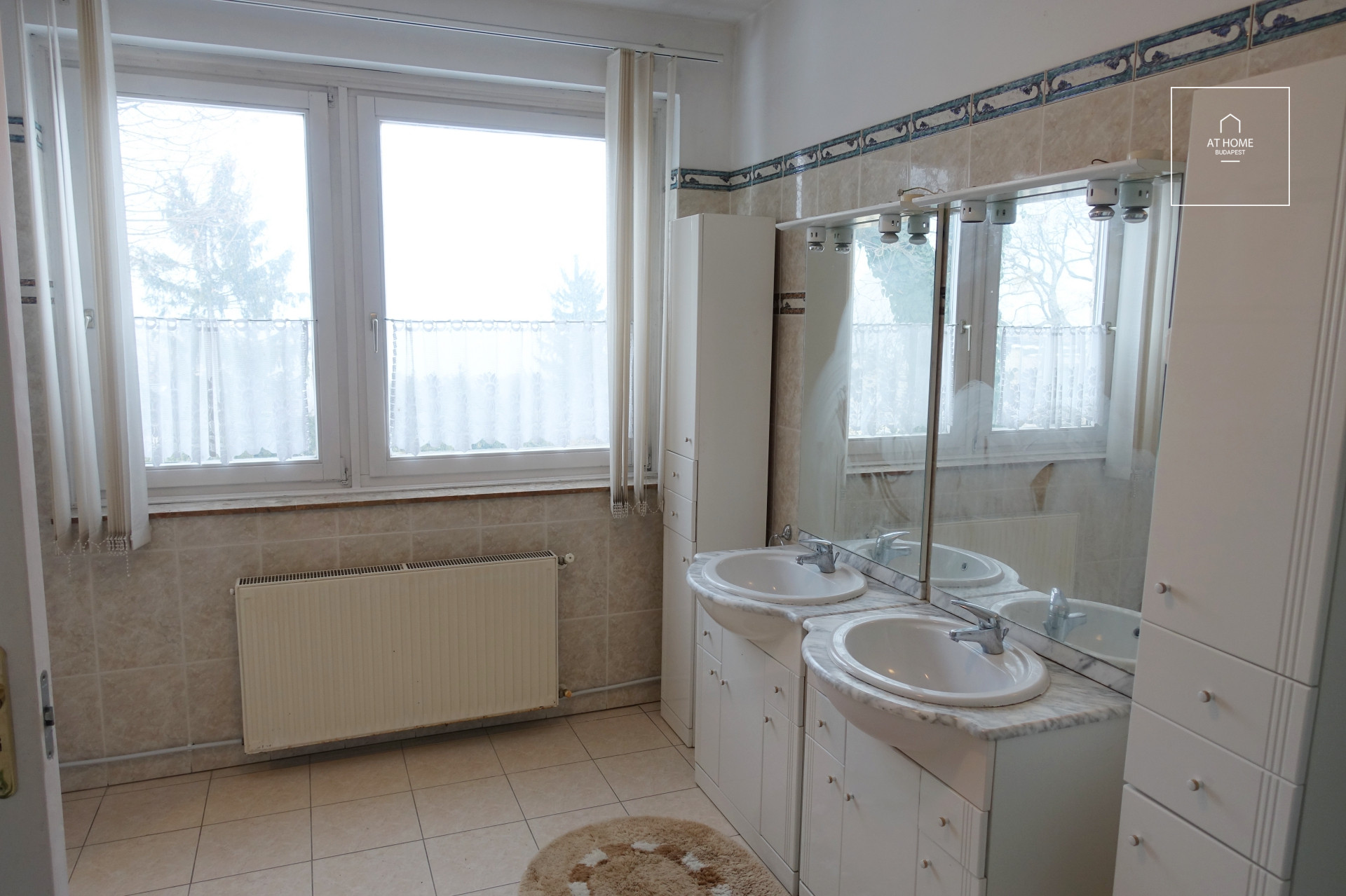 Two-story 220 sqm semi-detached house with 4 bedrooms and a garage in District XII, Svábhegy