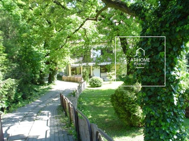 Two-story 220 sqm semi-detached house with 4 bedrooms and a garage in District XII, Svábhegy