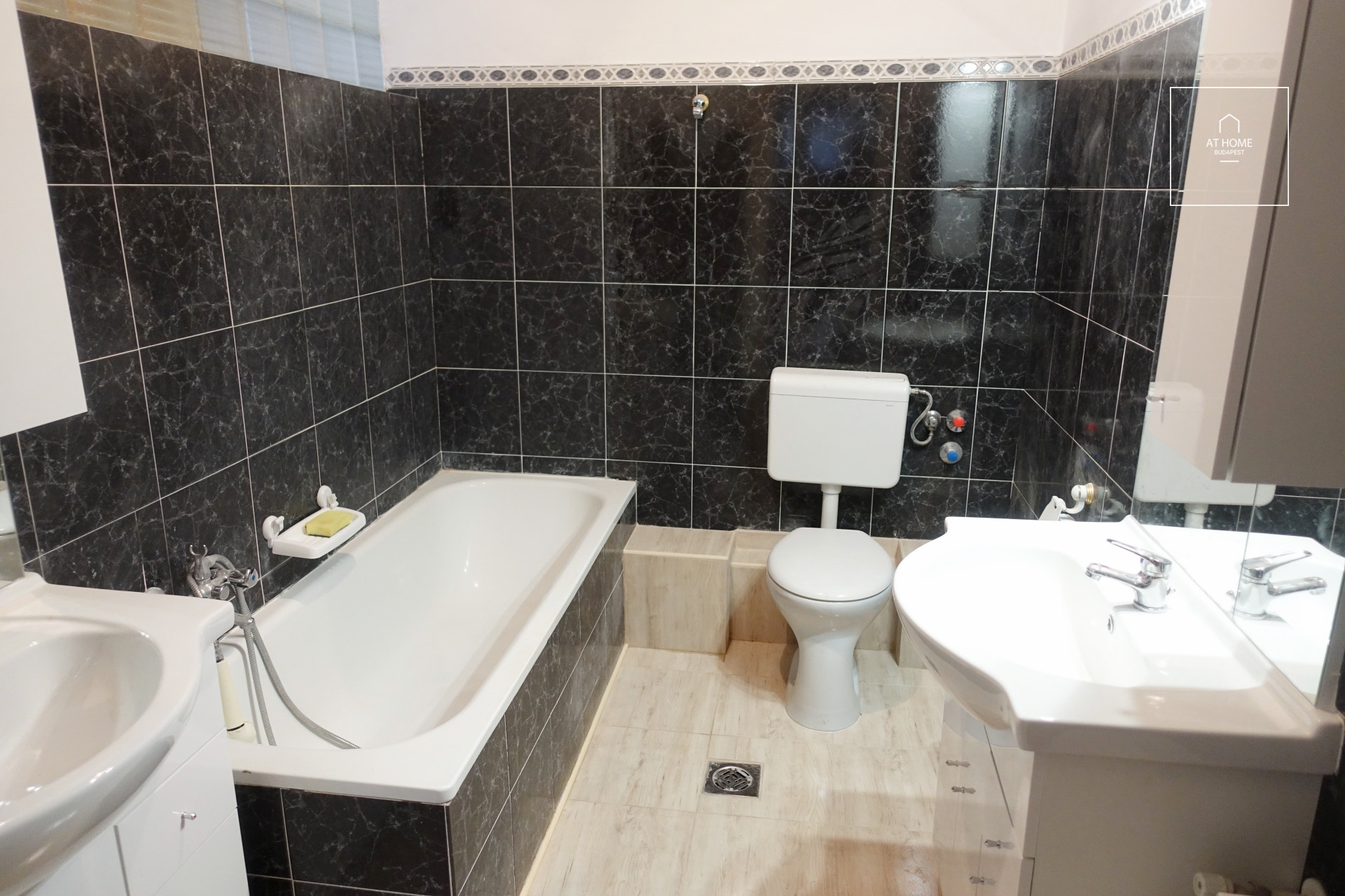 Two-story 220 sqm semi-detached house with 4 bedrooms and a garage in District XII, Svábhegy