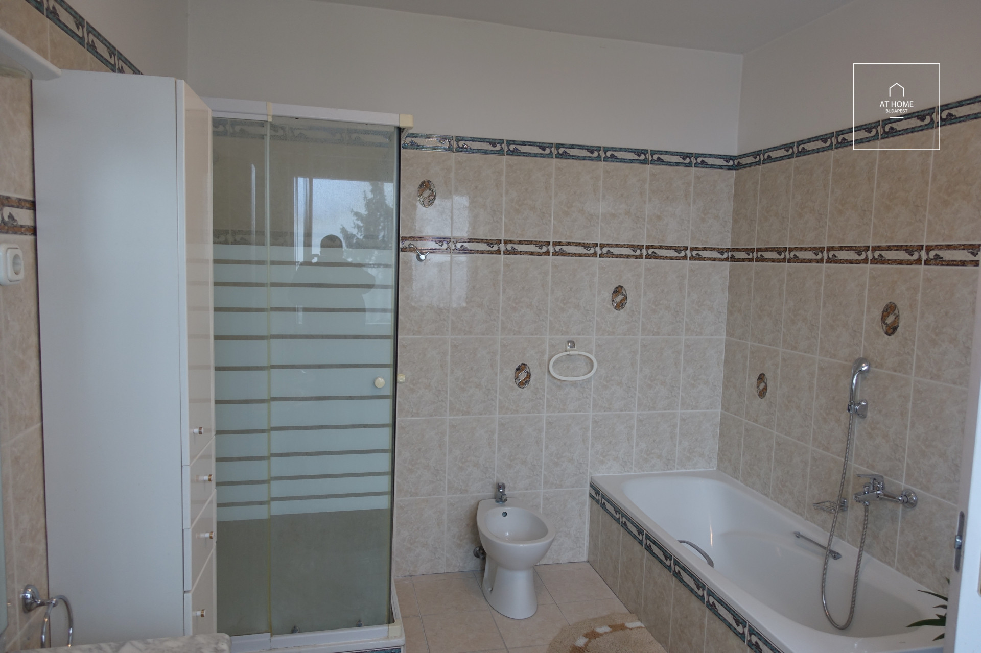 Two-story 220 sqm semi-detached house with 4 bedrooms and a garage in District XII, Svábhegy