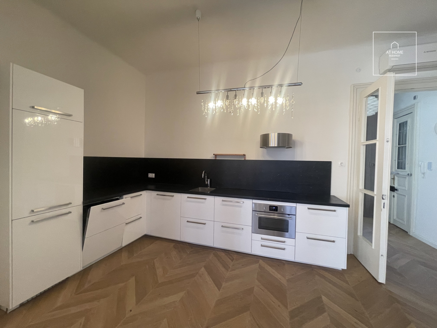 Renovated, two-bedroom apartment for rent in the 6th district, Terézváros.