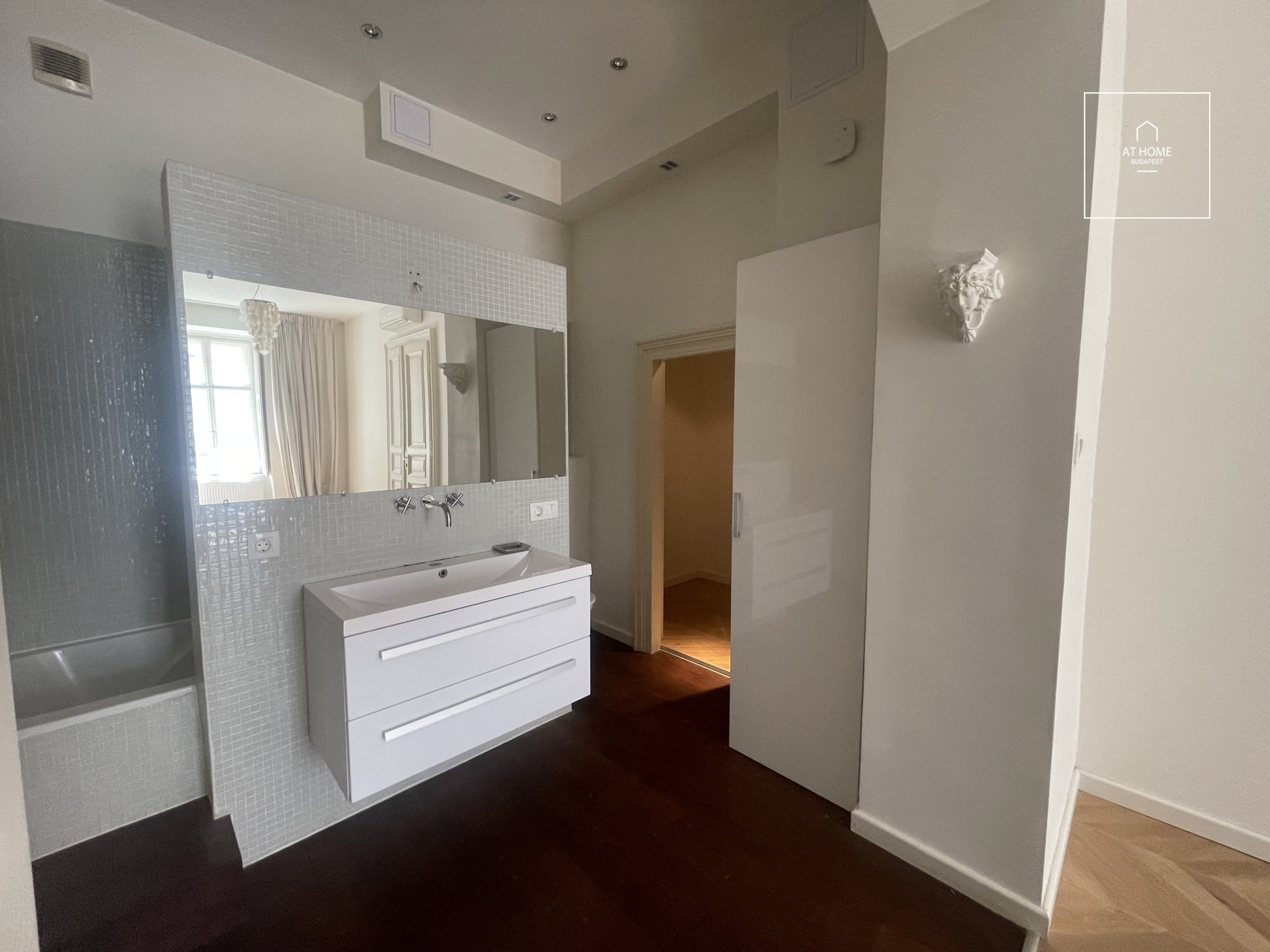 Renovated, two-bedroom apartment for rent in the 6th district, Terézváros.