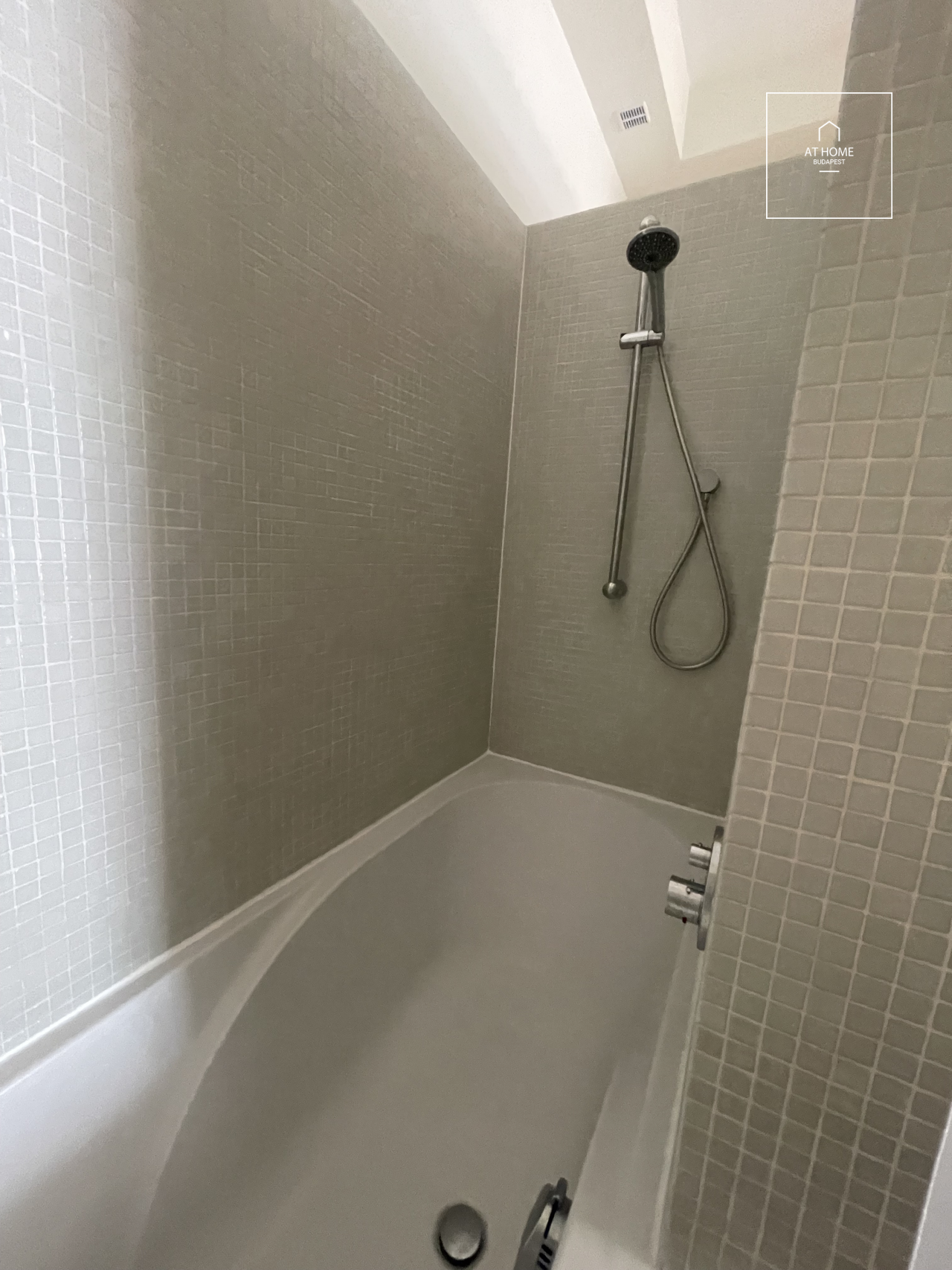 Renovated, two-bedroom apartment for rent in the 6th district, Terézváros.