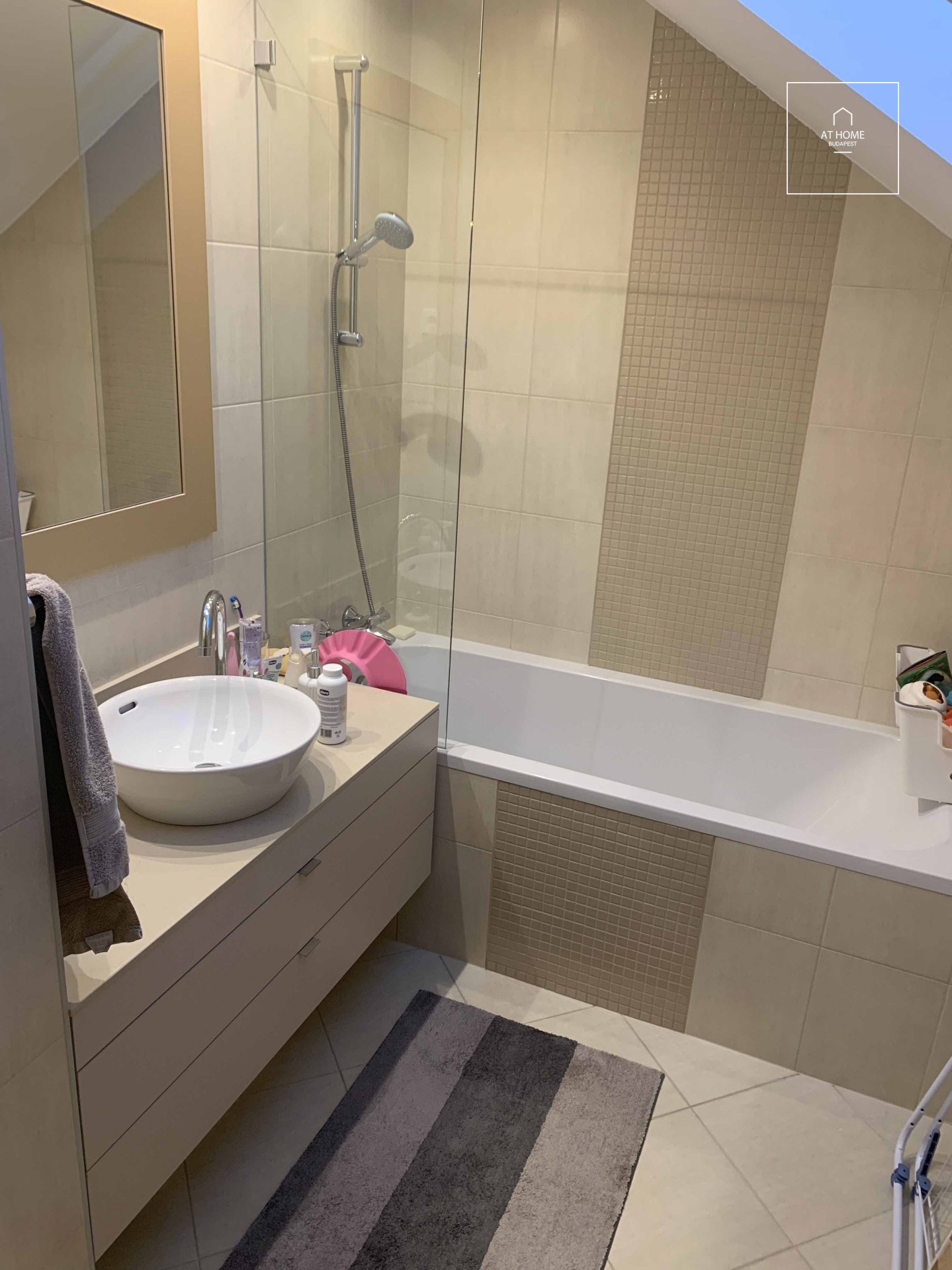 Beautifully renovated 3-bedroom penthouse apartment for rent Budapest II. district, Szemlőhegy