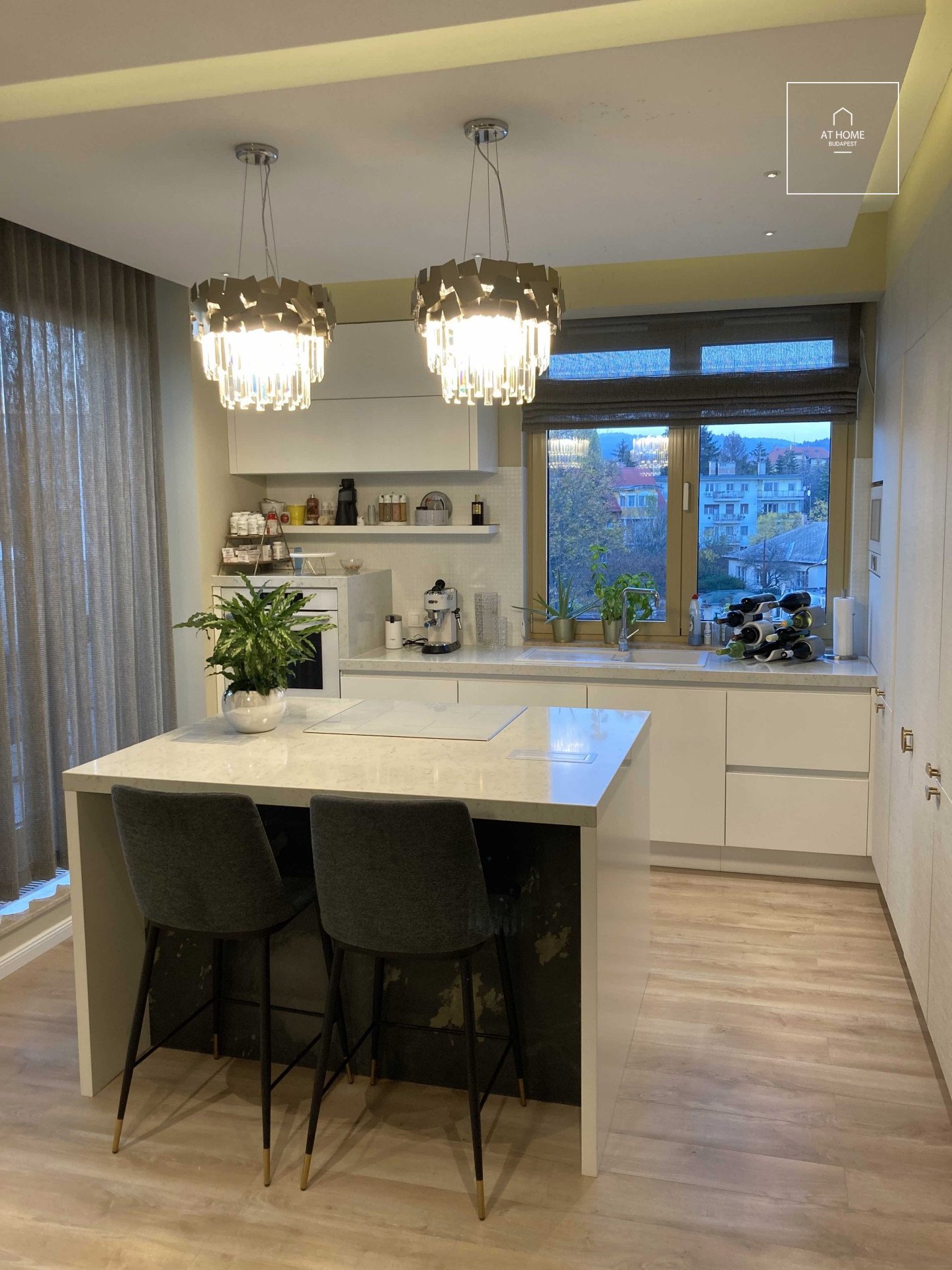 Beautifully renovated 3-bedroom penthouse apartment for rent Budapest II. district, Szemlőhegy