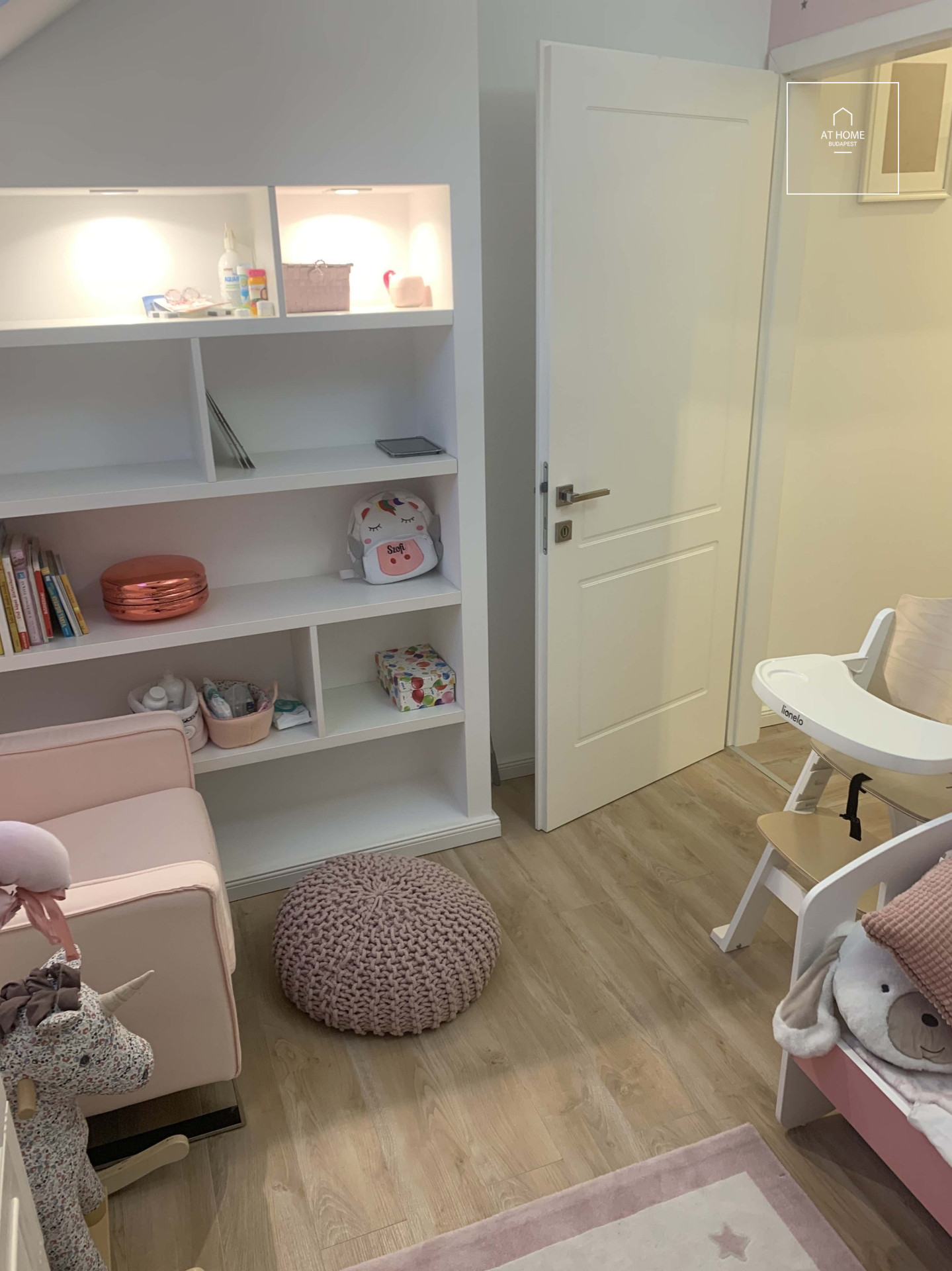 Beautifully renovated 3-bedroom penthouse apartment for rent Budapest II. district, Szemlőhegy