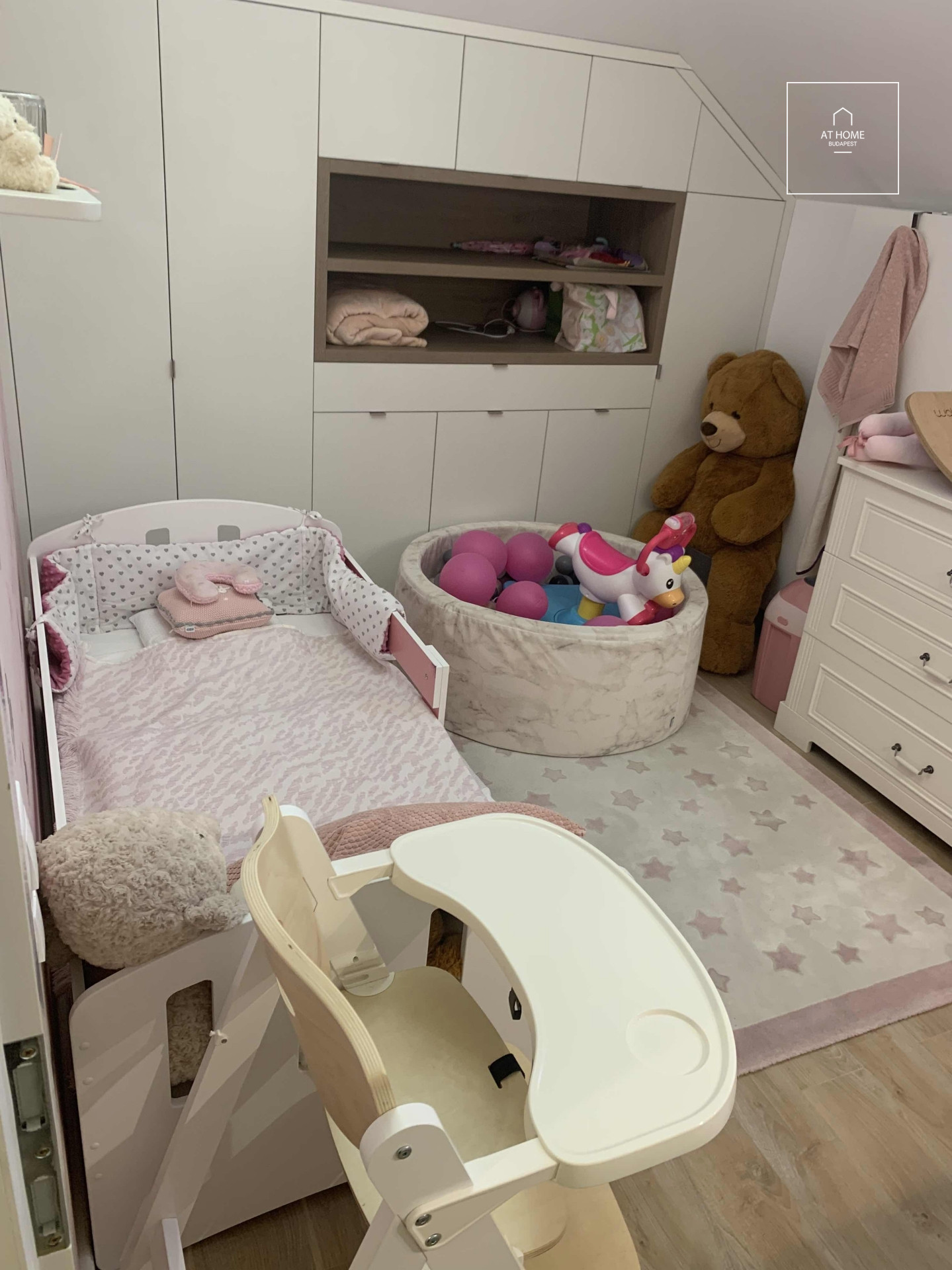 Beautifully renovated 3-bedroom penthouse apartment for rent Budapest II. district, Szemlőhegy