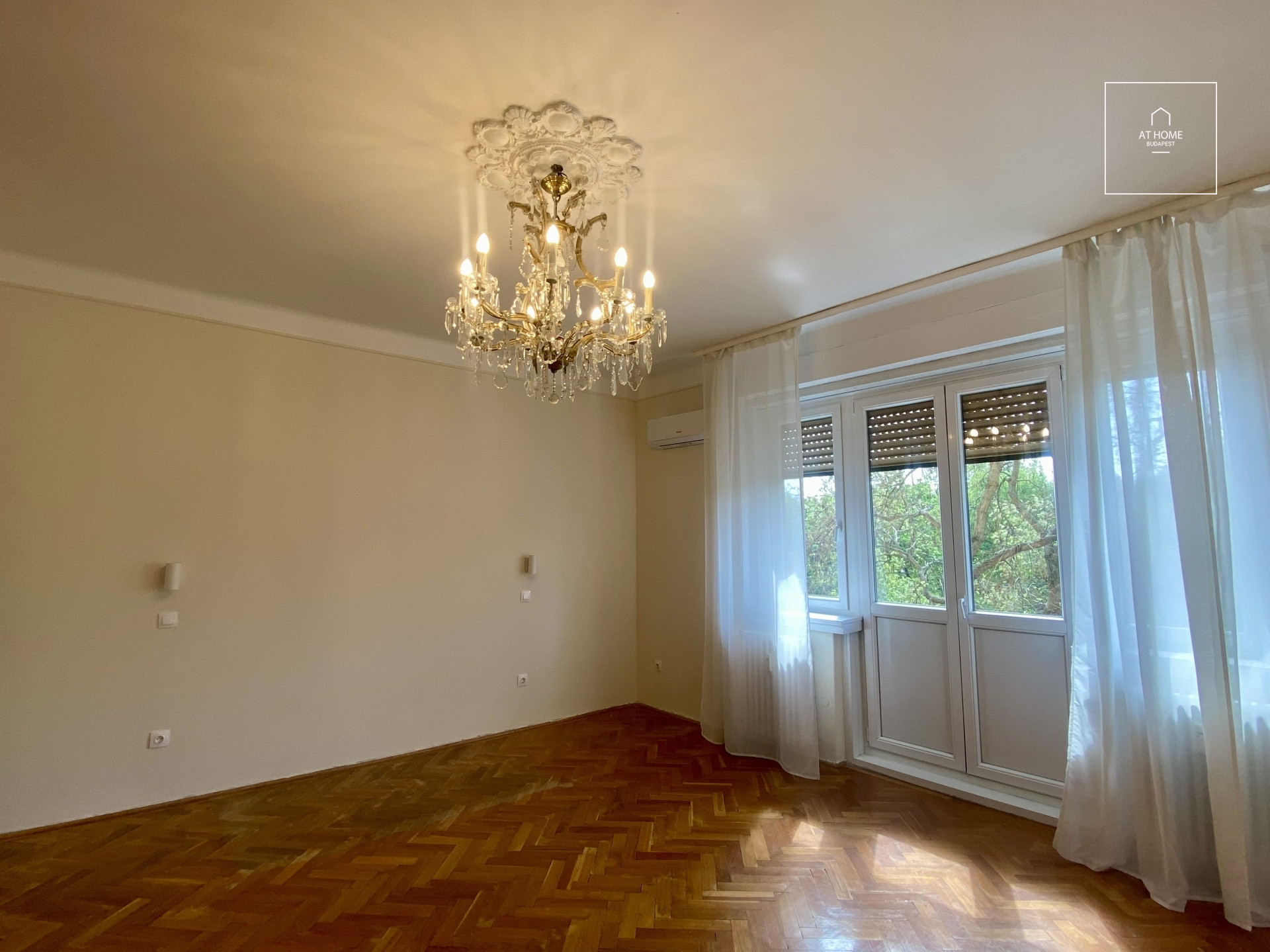 Renovated 95 sqm second-floor apartment in District I