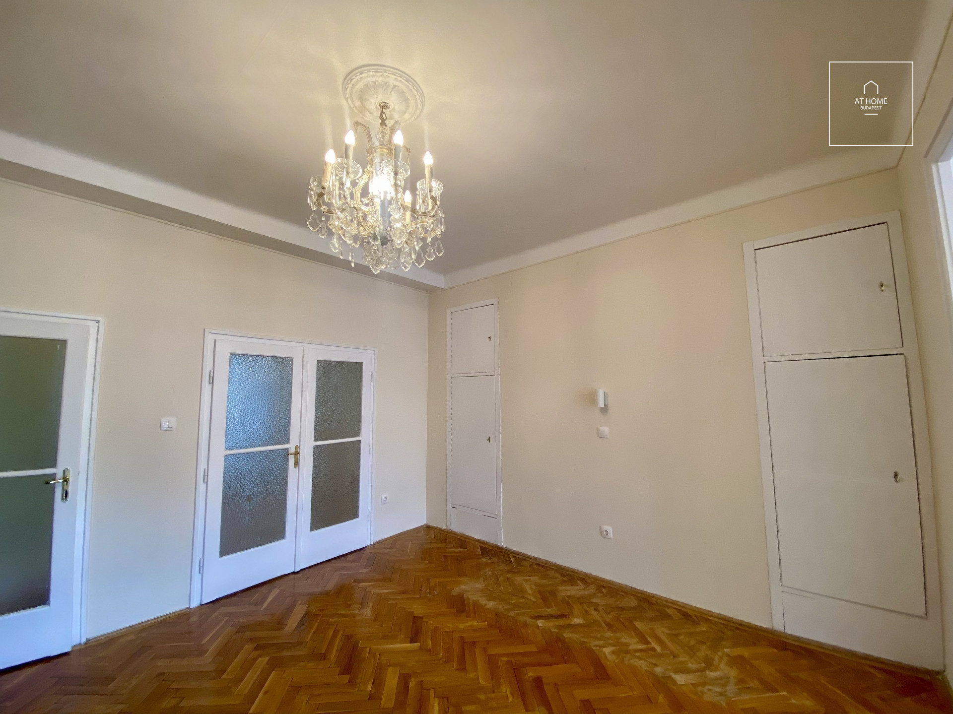Renovated 95 sqm second-floor apartment in District I