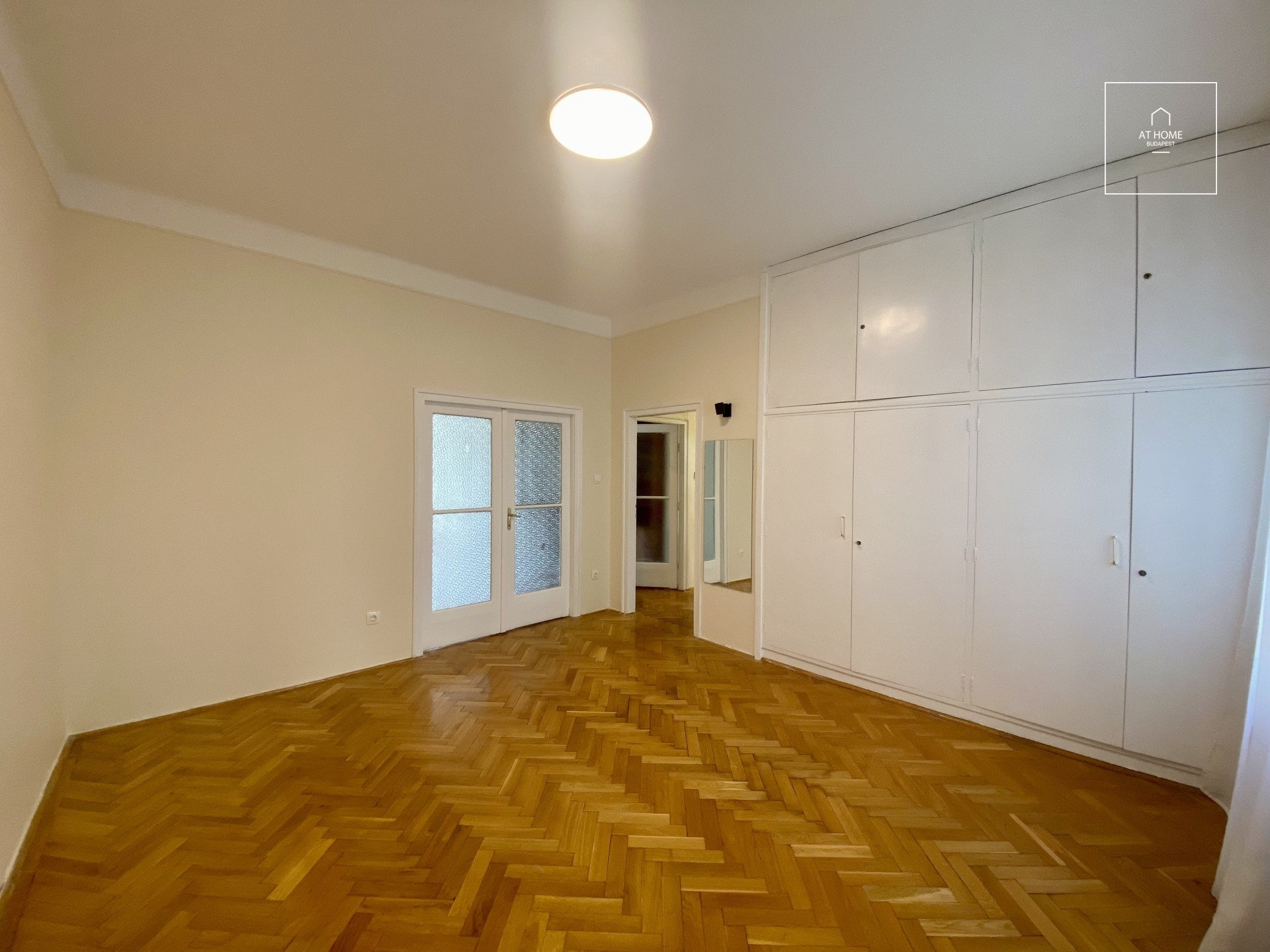 Renovated 95 sqm second-floor apartment in District I