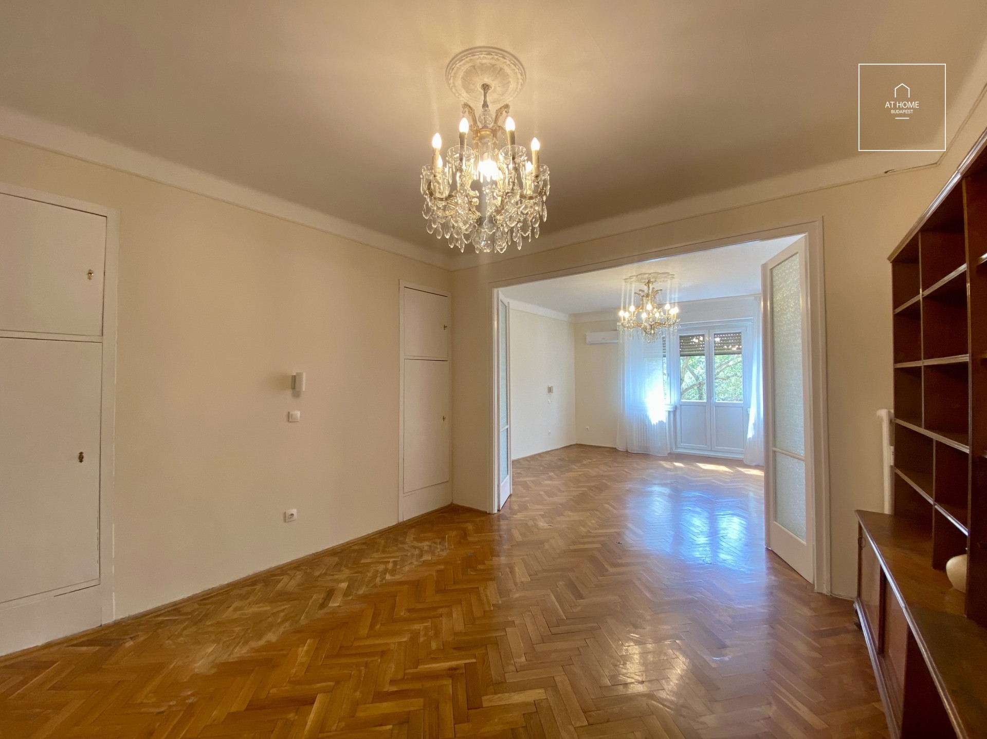 Renovated 95 sqm second-floor apartment in District I