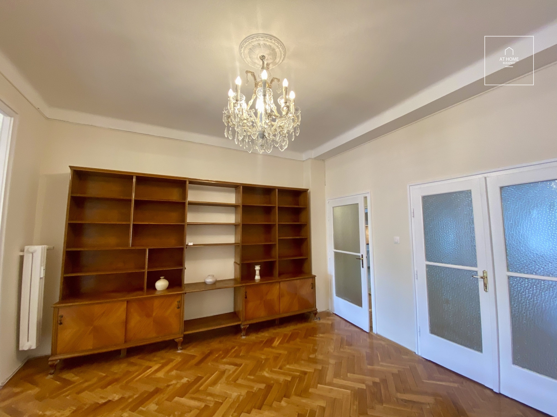 Renovated 95 sqm second-floor apartment in District I