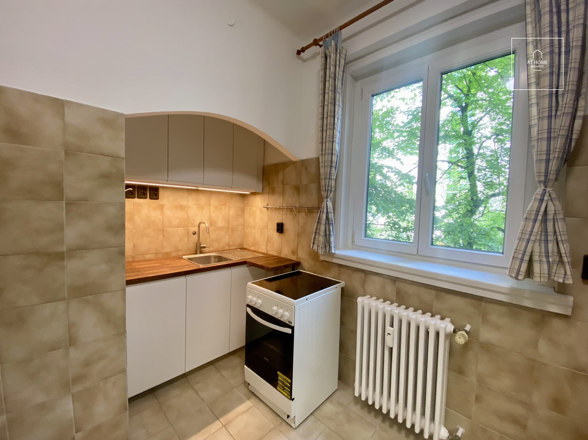 Renovated 95 sqm second-floor apartment in District I