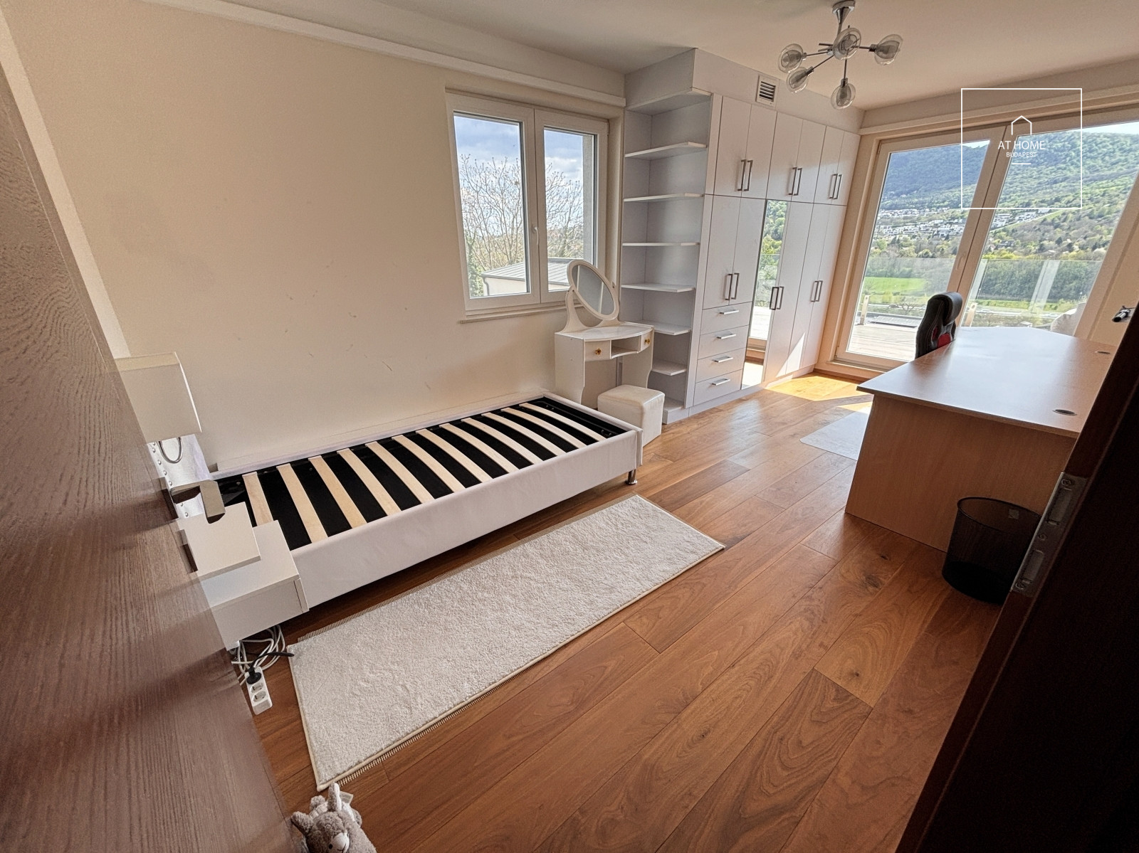 Luxurious Panoramic 221 sqm Smart Home for Rent in Aranyhegy, District III