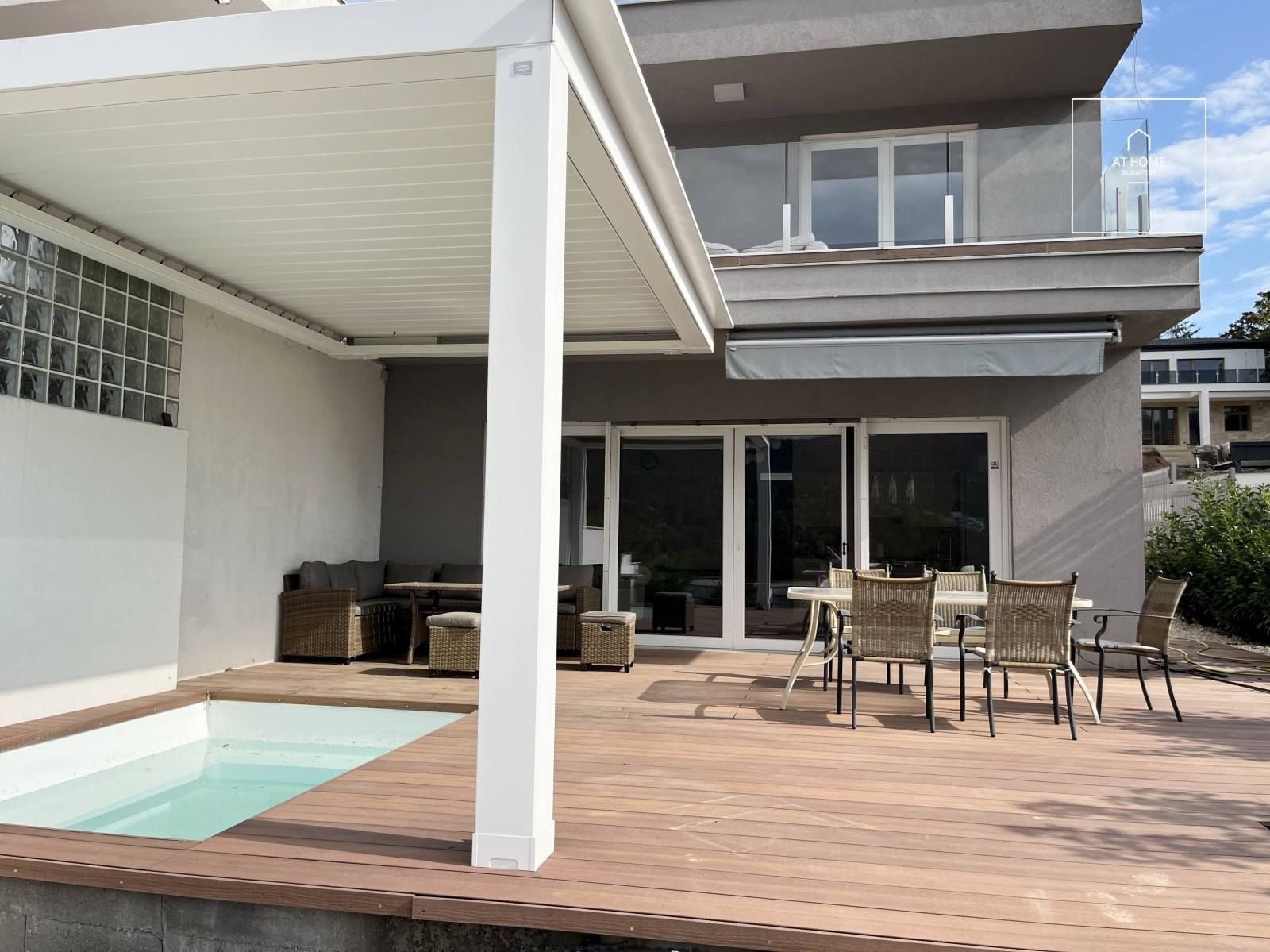 Luxurious Panoramic 221 sqm Smart Home for Rent in Aranyhegy, District III