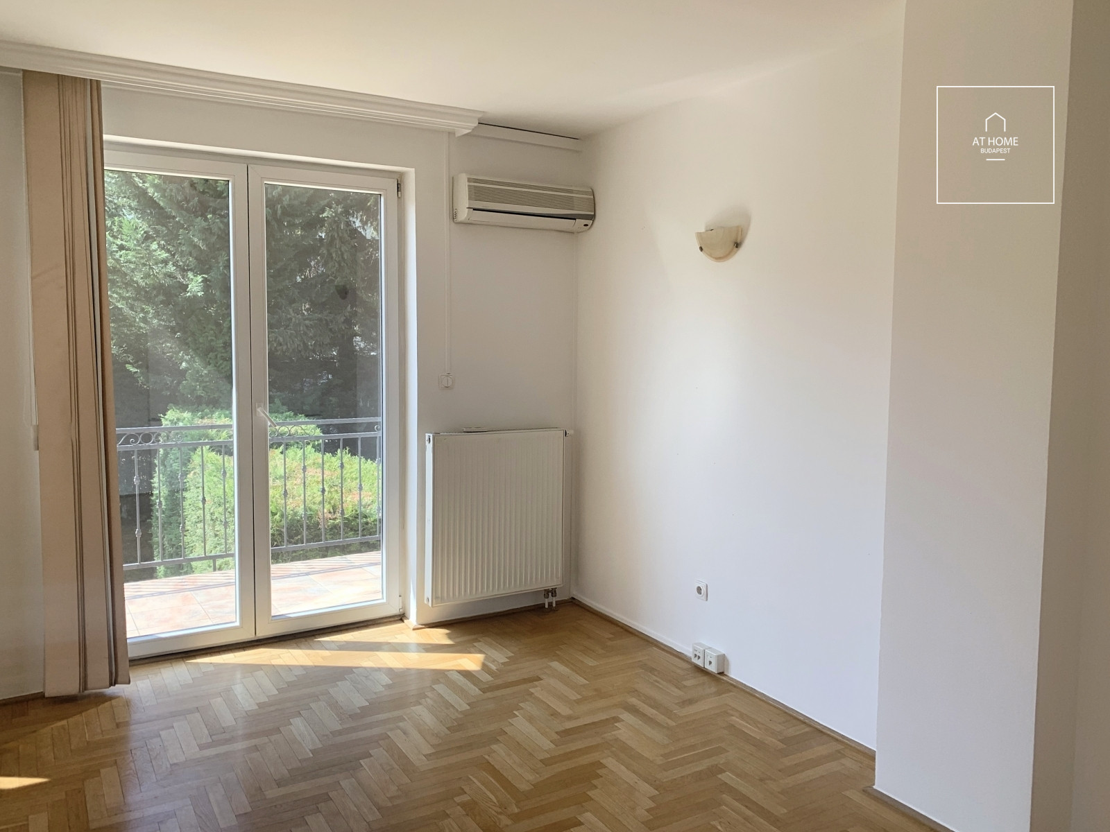 ELADÓ IKERHÁZ A II. KERÜLET RÓZSADOMB TETEJÉN